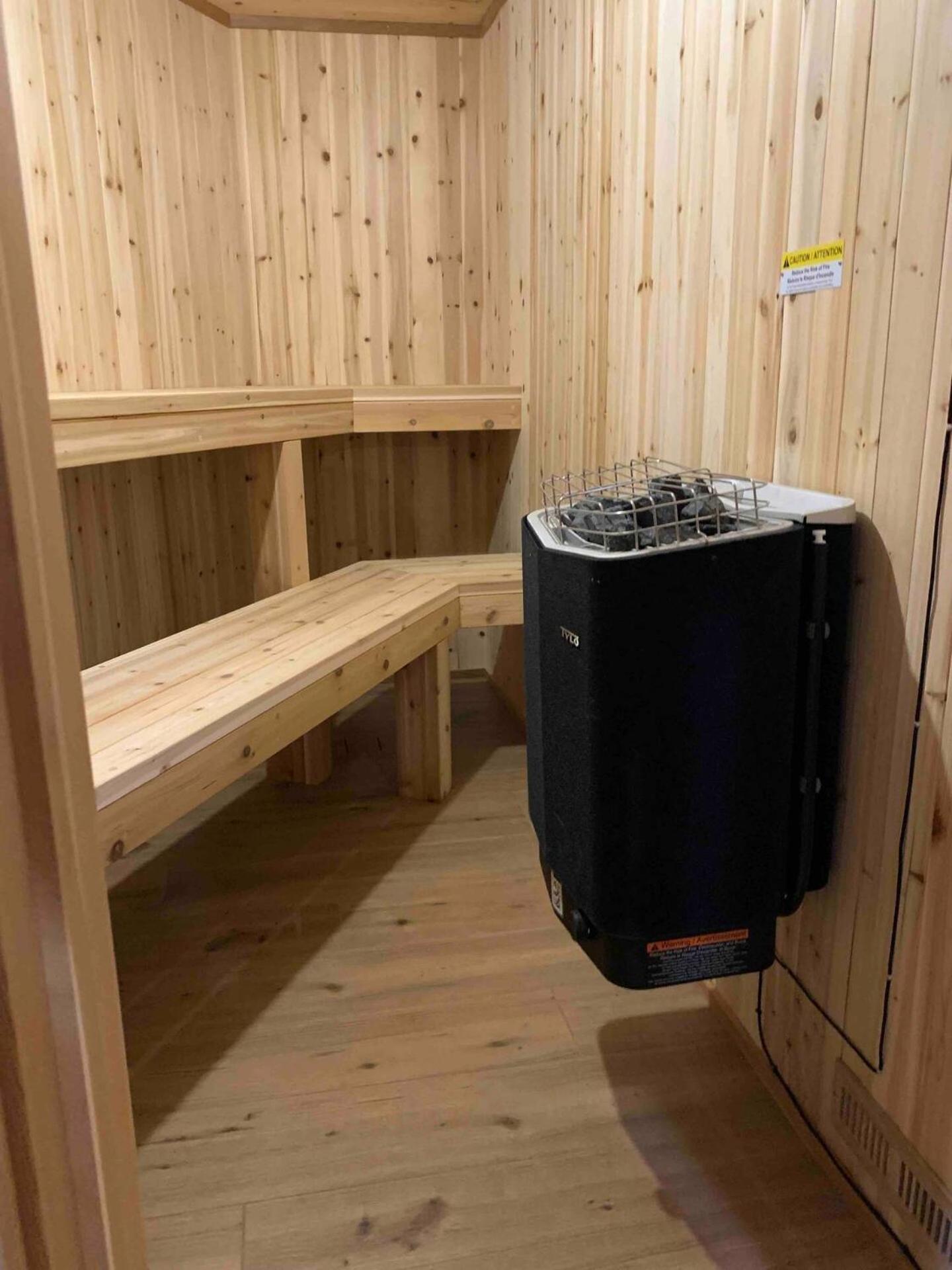 Romantic Luxury Retreat with Private Sauna & Spa, Pet Friendly, Elkside Hideout B&B