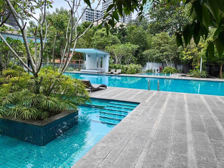 19 Suasana Bukit Ceylon KLCC Bukit Bintang 12 pax 3R2B
