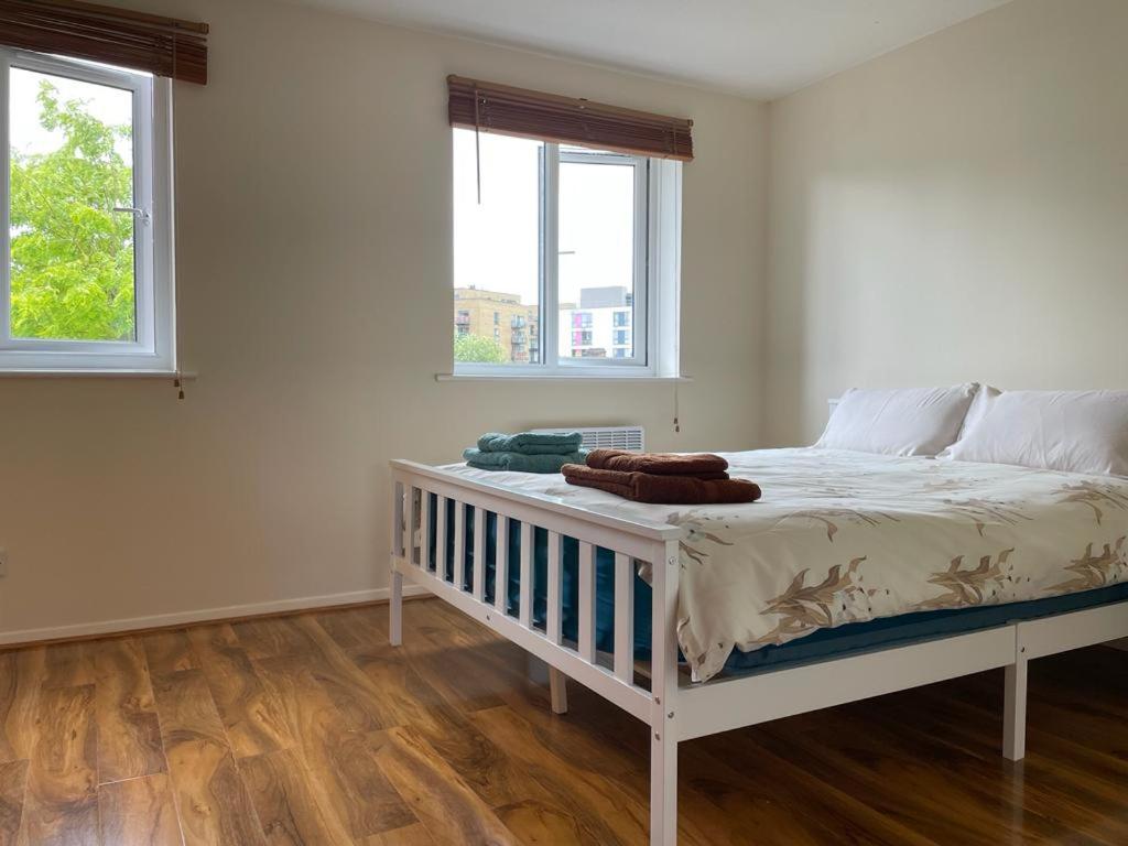 Self contained 1 bed flat next with free parking, adjacent to metro station also direct bus to O2 and Excel via Cable Car