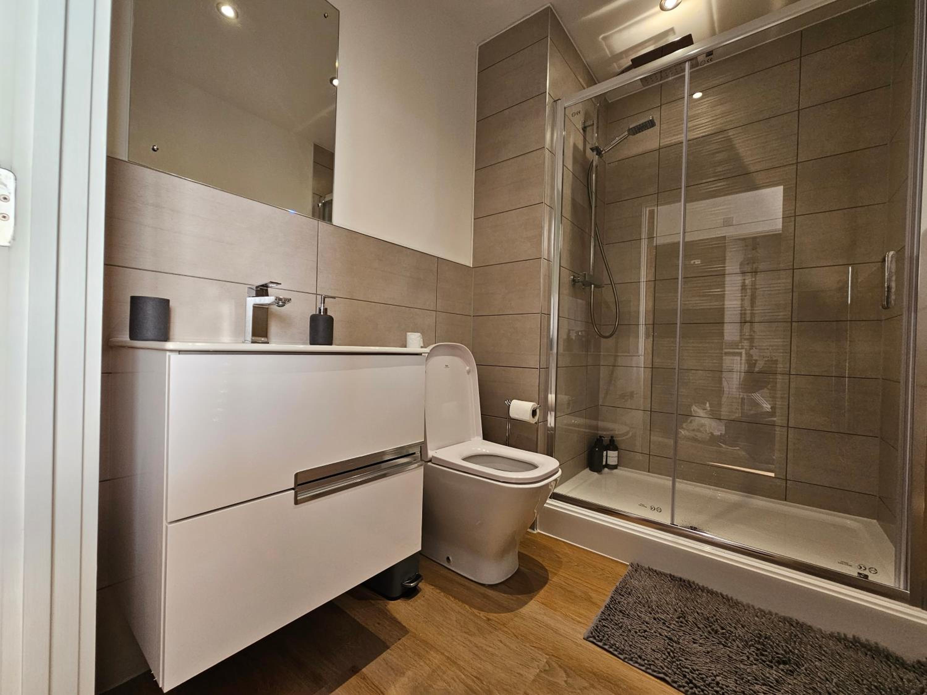Brand New Trafford Apartment view 5