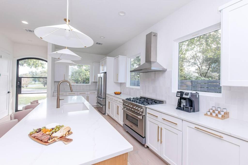 Clarksville Mansion with Breathtaking Skyline View