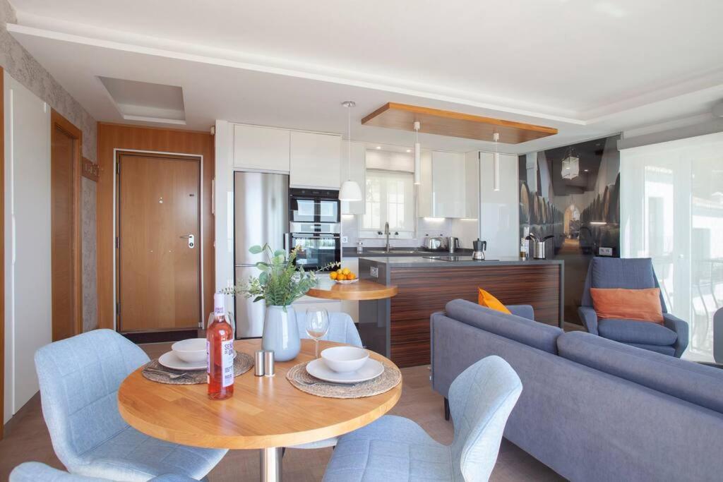 Luxury sea view apartment & pool view 2