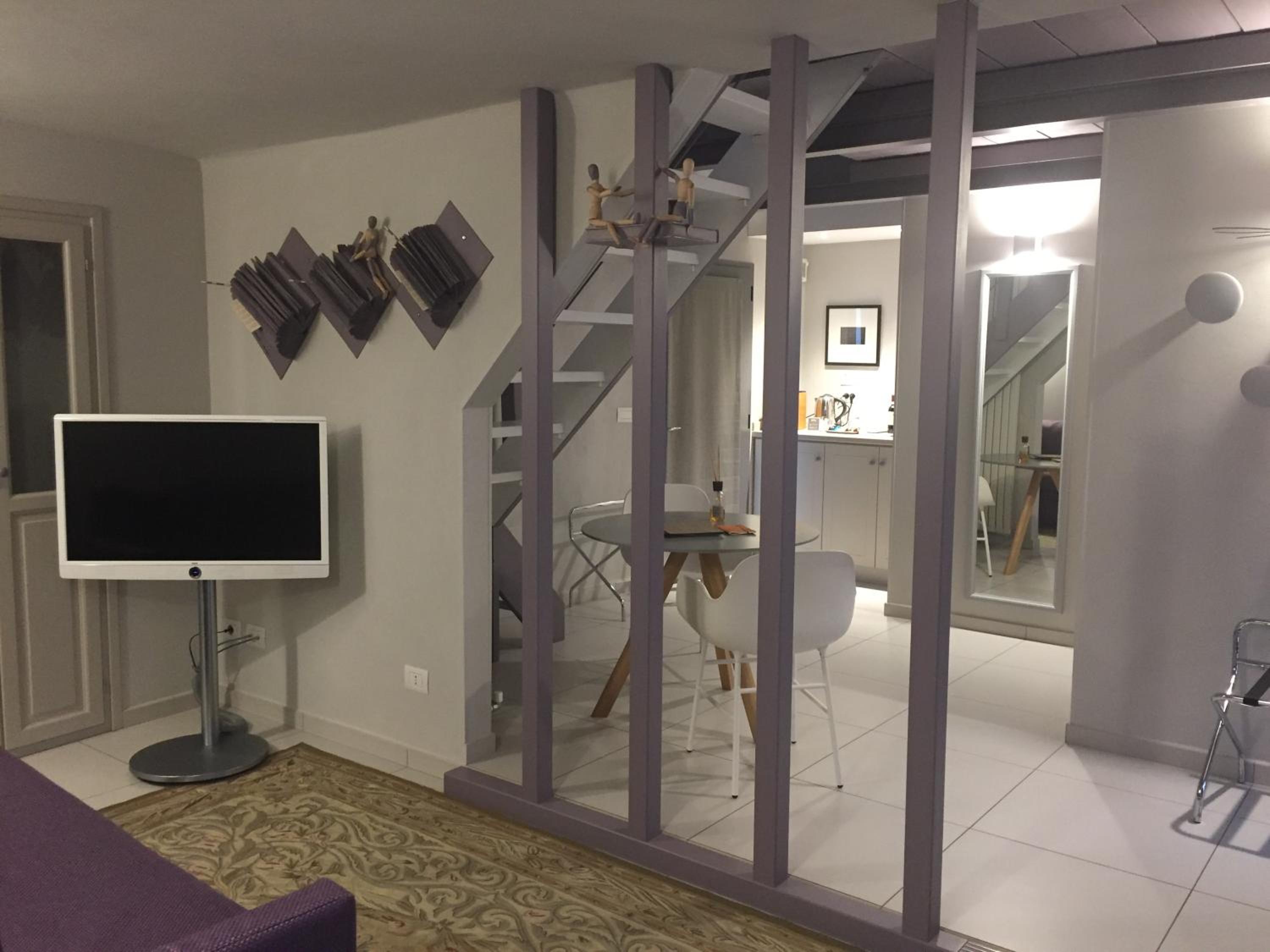 Uve Rooms & Wine Bar