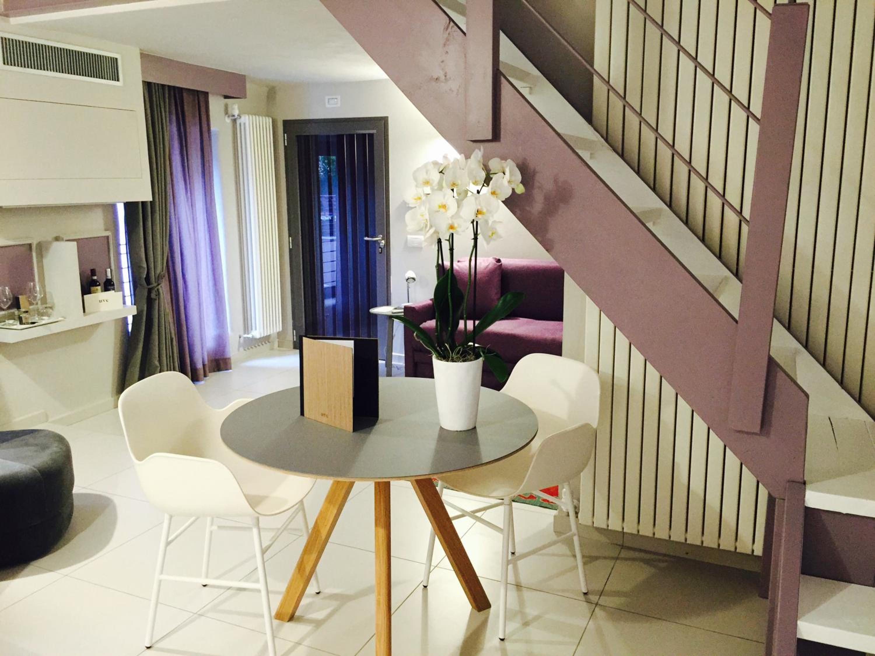 Uve Rooms & Wine Bar