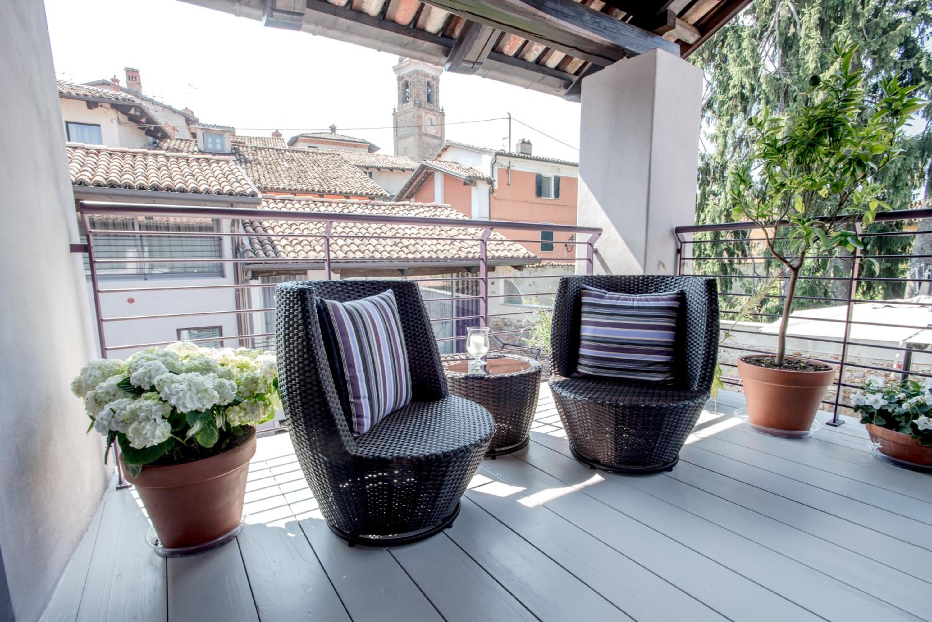 Uve Rooms & Wine Bar