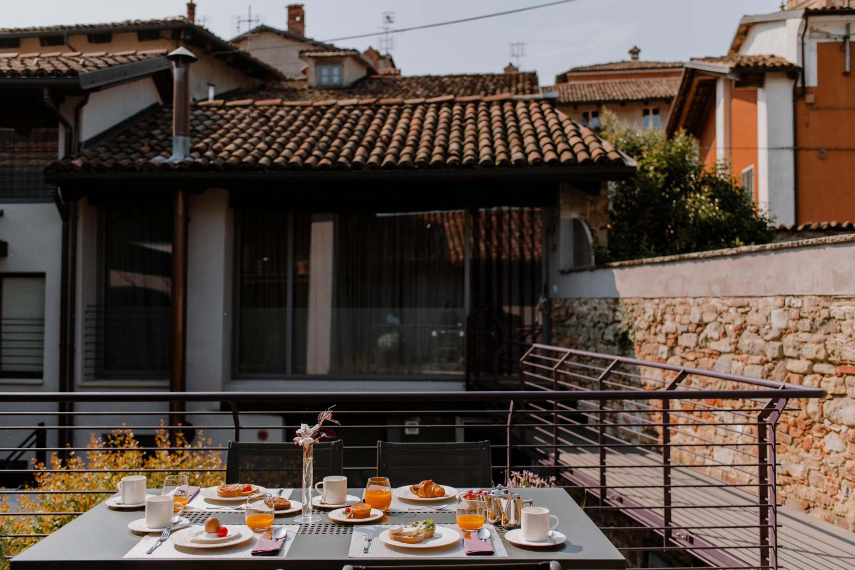 Uve Rooms & Wine Bar