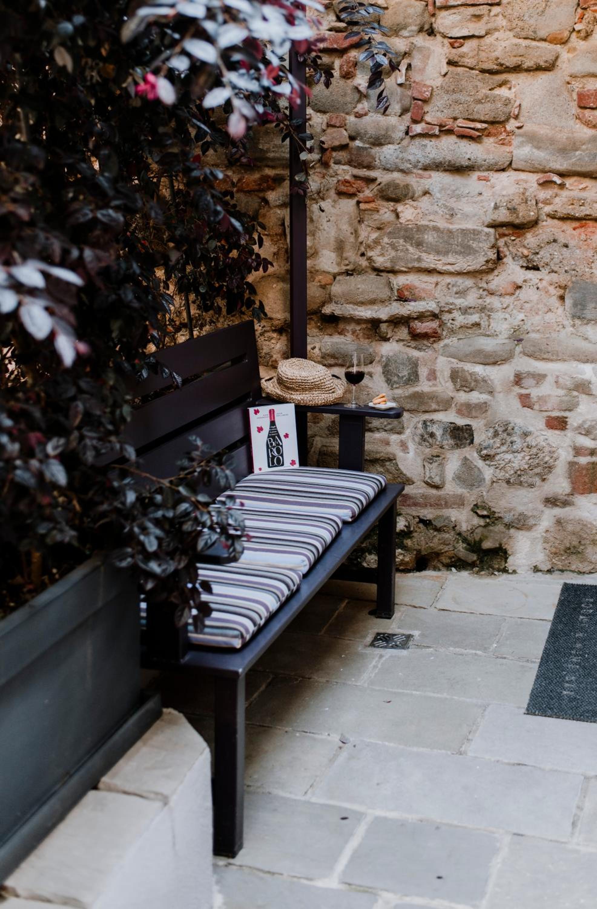 Uve Rooms & Wine Bar