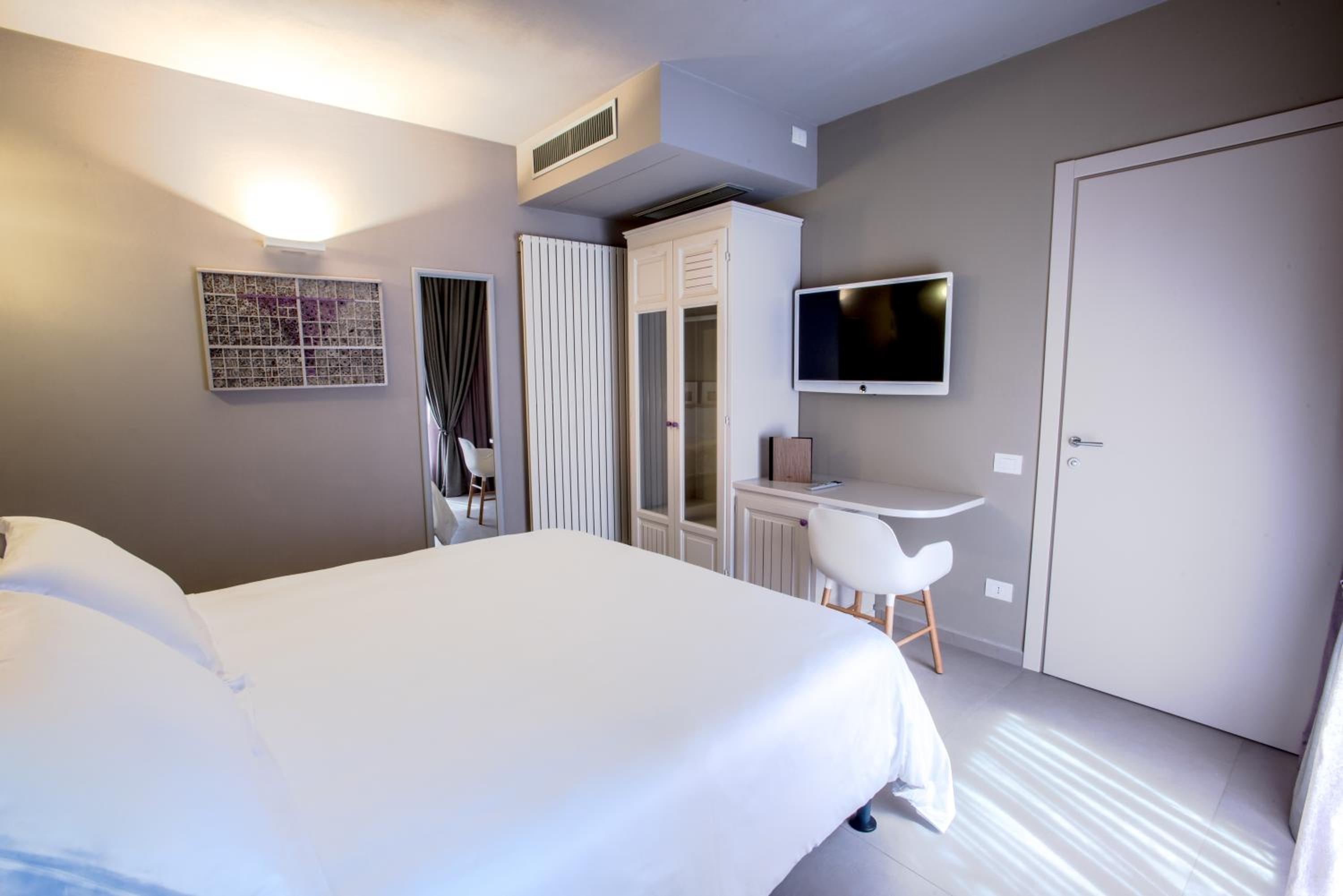 Uve Rooms & Wine Bar