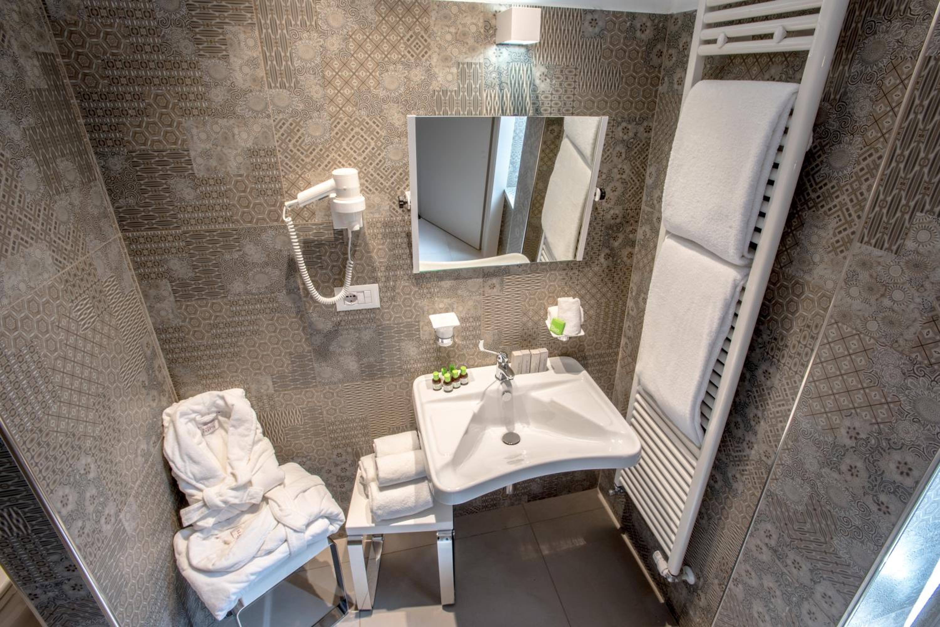 Uve Rooms & Wine Bar