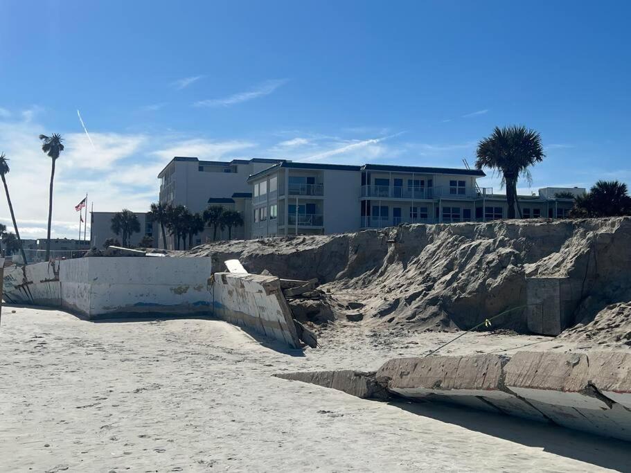 Direct ocean front view 1 bedroom Open Pool Ocean J