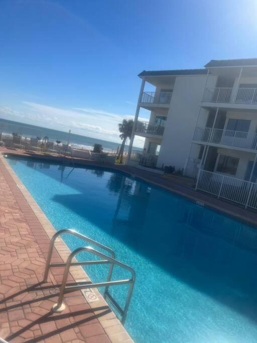 Direct ocean front view 1 bedroom Open Pool Ocean J
