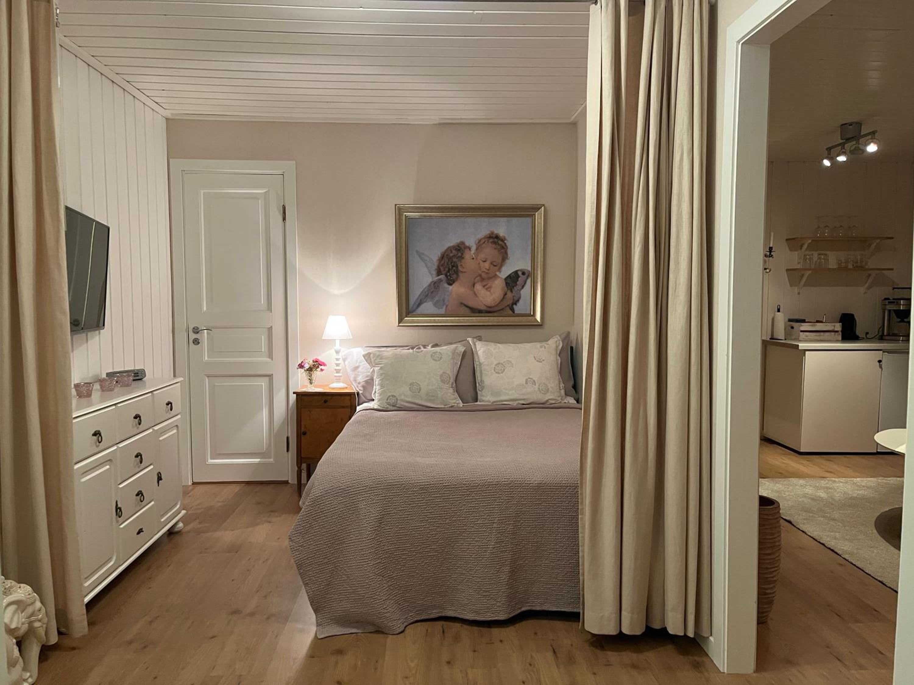 Lilla gröna huset på gården view 2