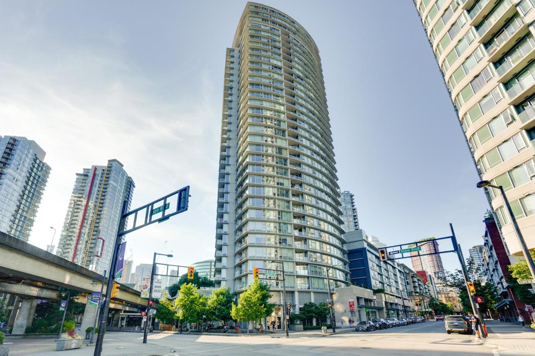 Hotel Heart of Downtown 1 bd Entire Condo - Pool, Gym, Parking, Office, AC - Image 1