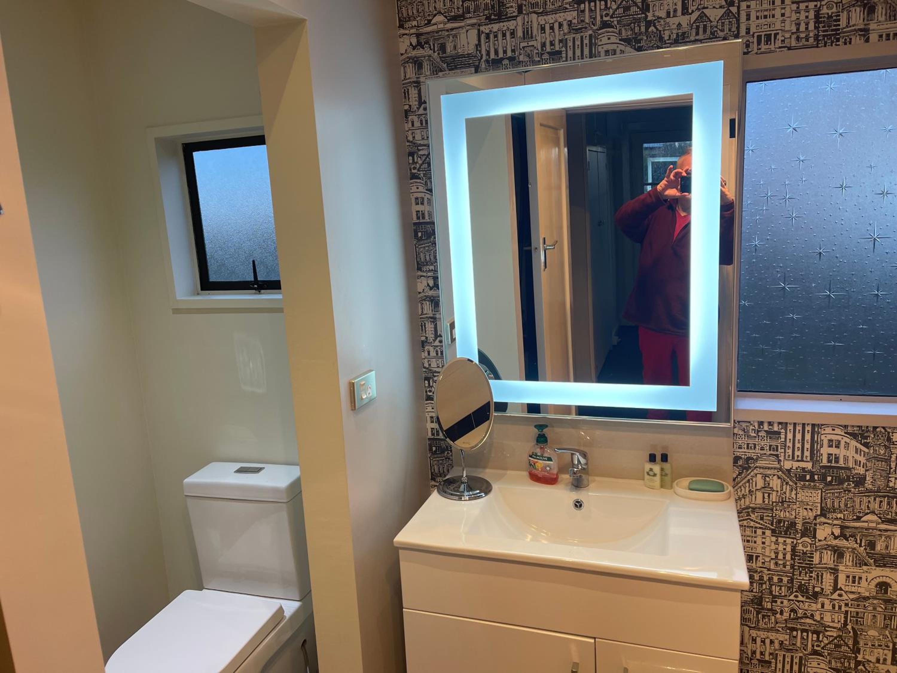 Kaiapoi Village House Deluxe bedroom and bathroom