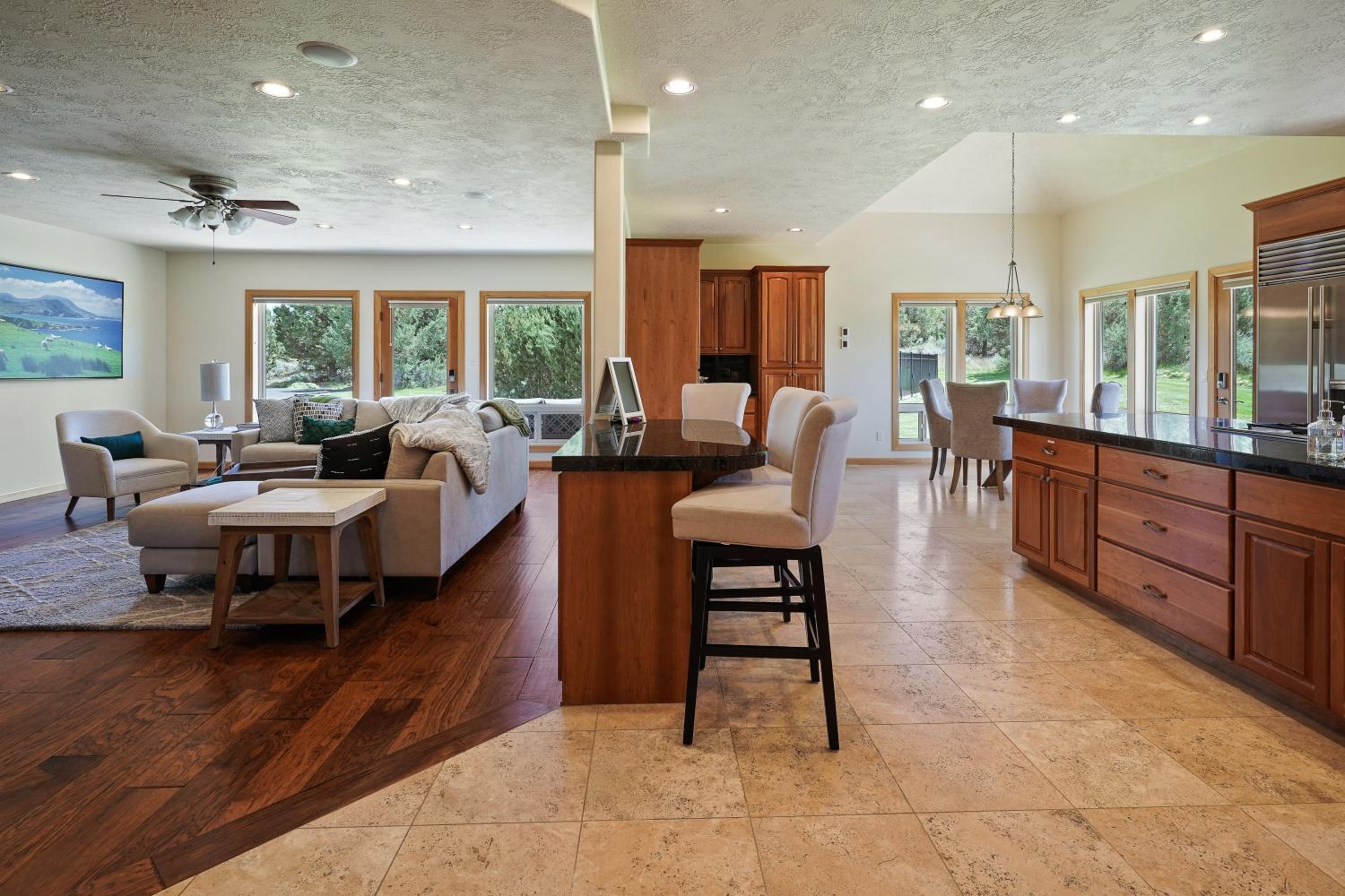 Family-Friendly Dara Oaks Home with Private Hot Tub and BBQ on the Deck home view 4
