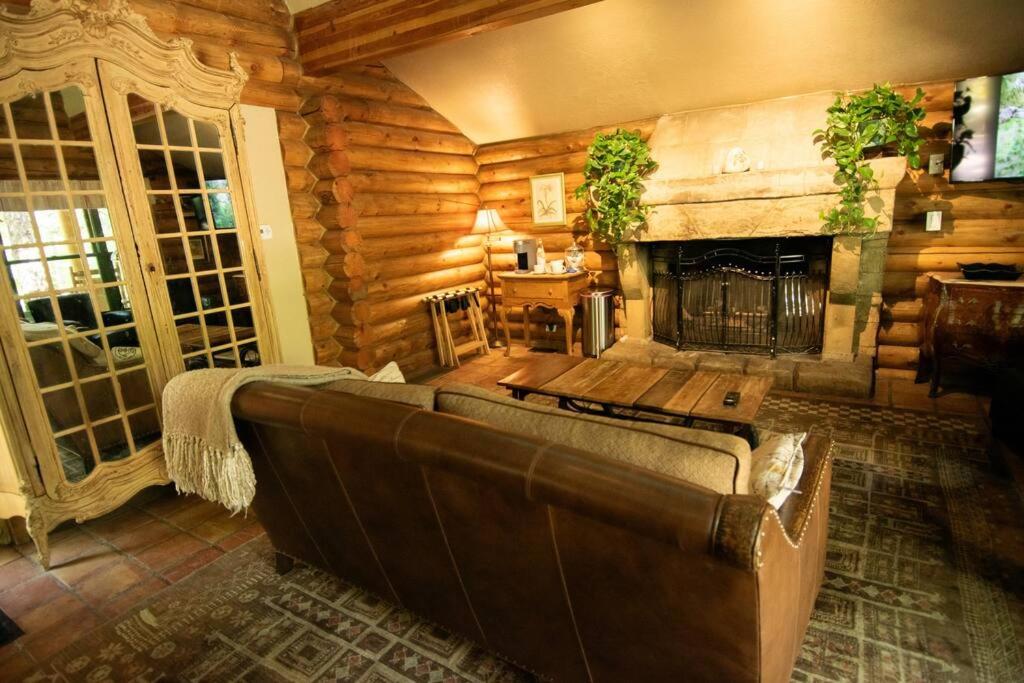 Cozy Forest Cottage at La Caille