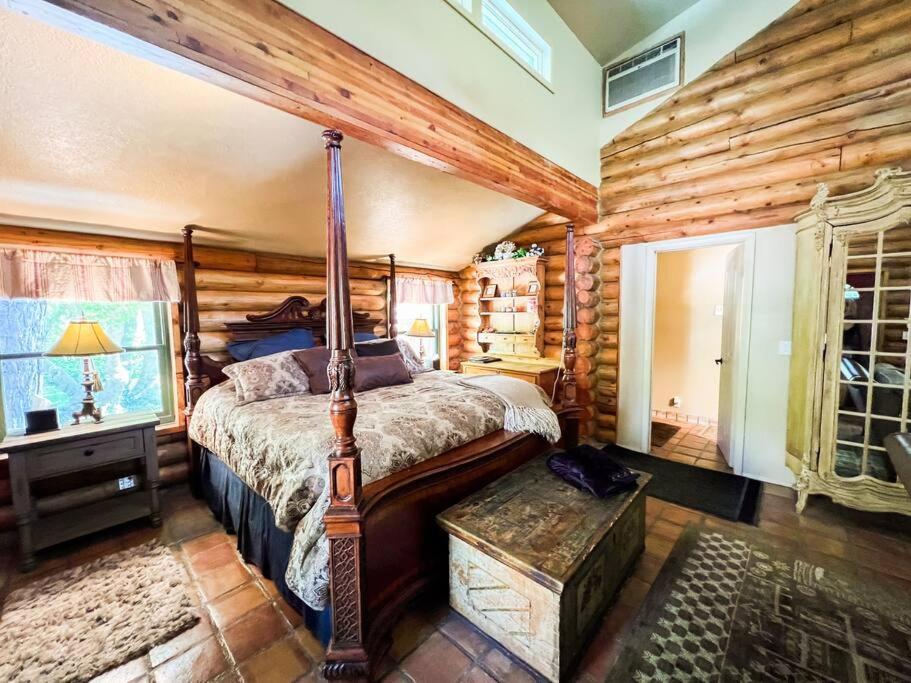 Cozy Forest Cottage at La Caille