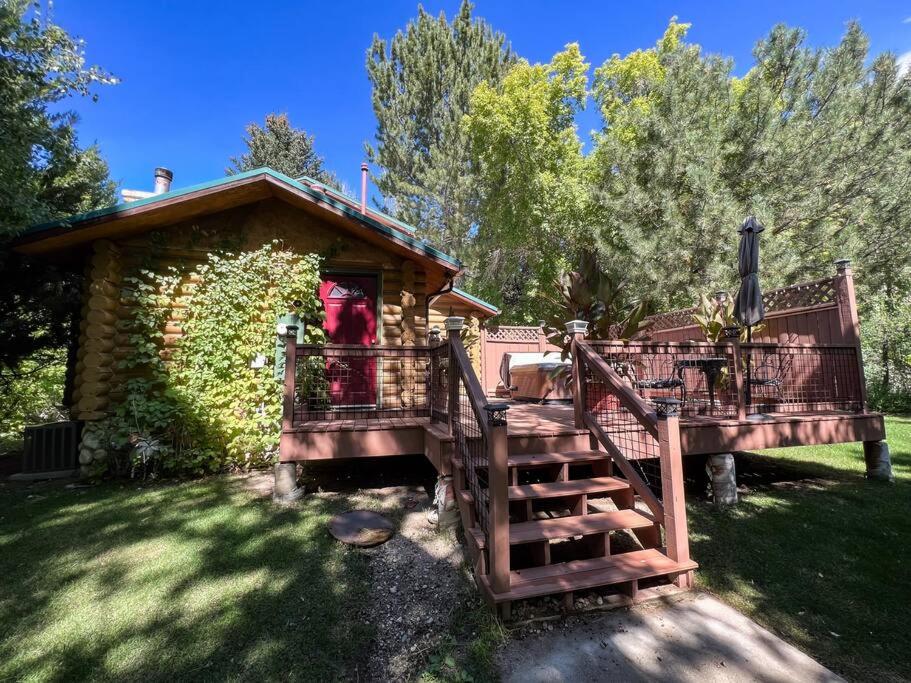 Cozy Forest Cottage at La Caille