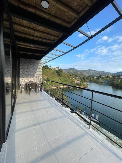 Apto tipo loft guatape vista y acceso a la represa