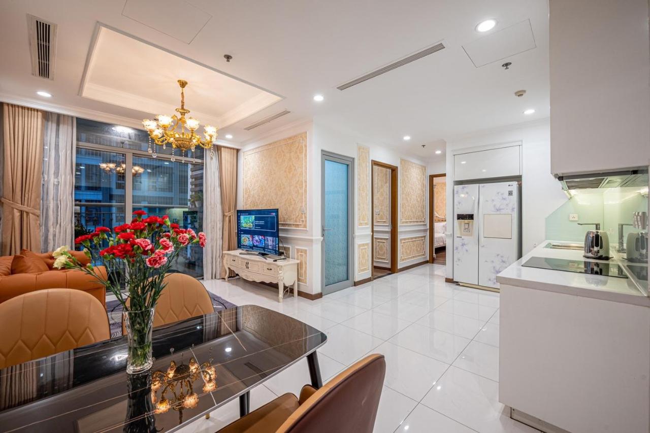 Vinhomes Central Park - Fully furnished apartment, right in the shopping center and central park, private