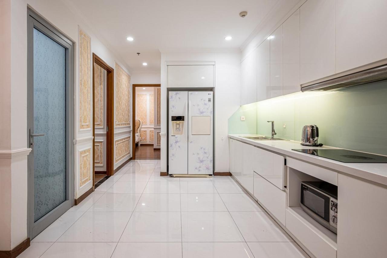 Vinhomes Central Park - Fully furnished apartment, right in the shopping center and central park, private
