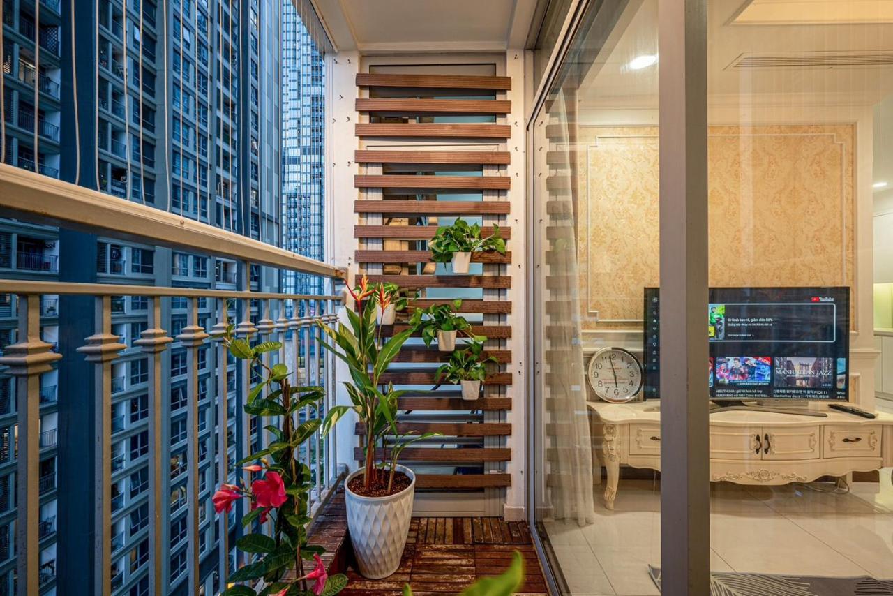 Vinhomes Central Park - Fully furnished apartment, right in the shopping center and central park, private