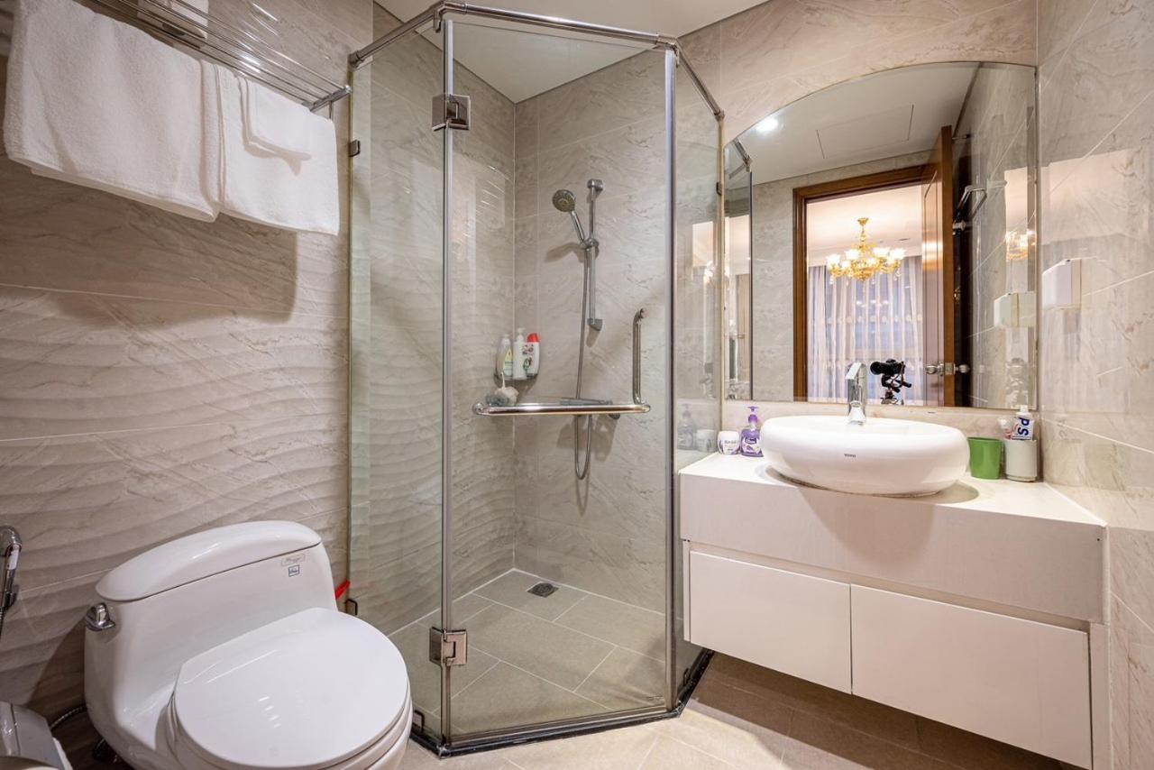 Vinhomes Central Park - Fully furnished apartment, right in the shopping center and central park, private