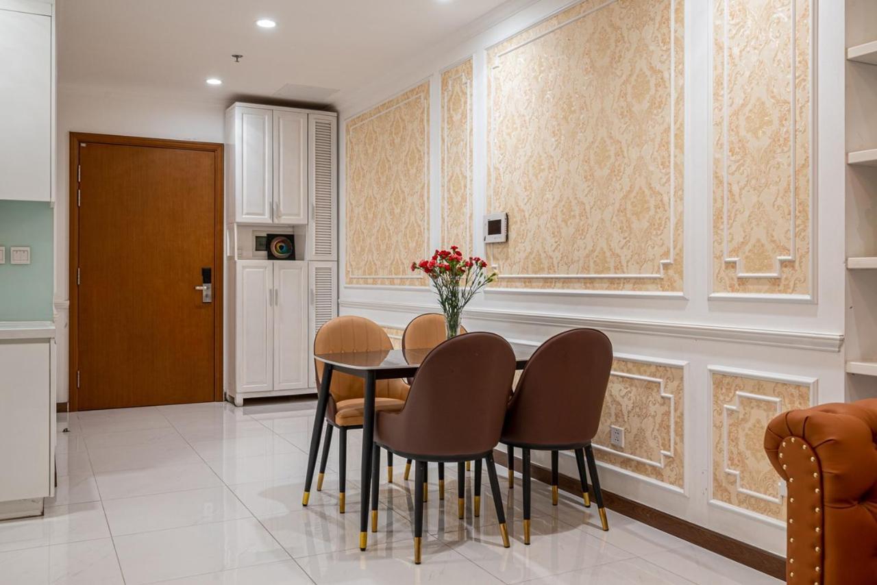 Vinhomes Central Park - Fully furnished apartment, right in the shopping center and central park, private