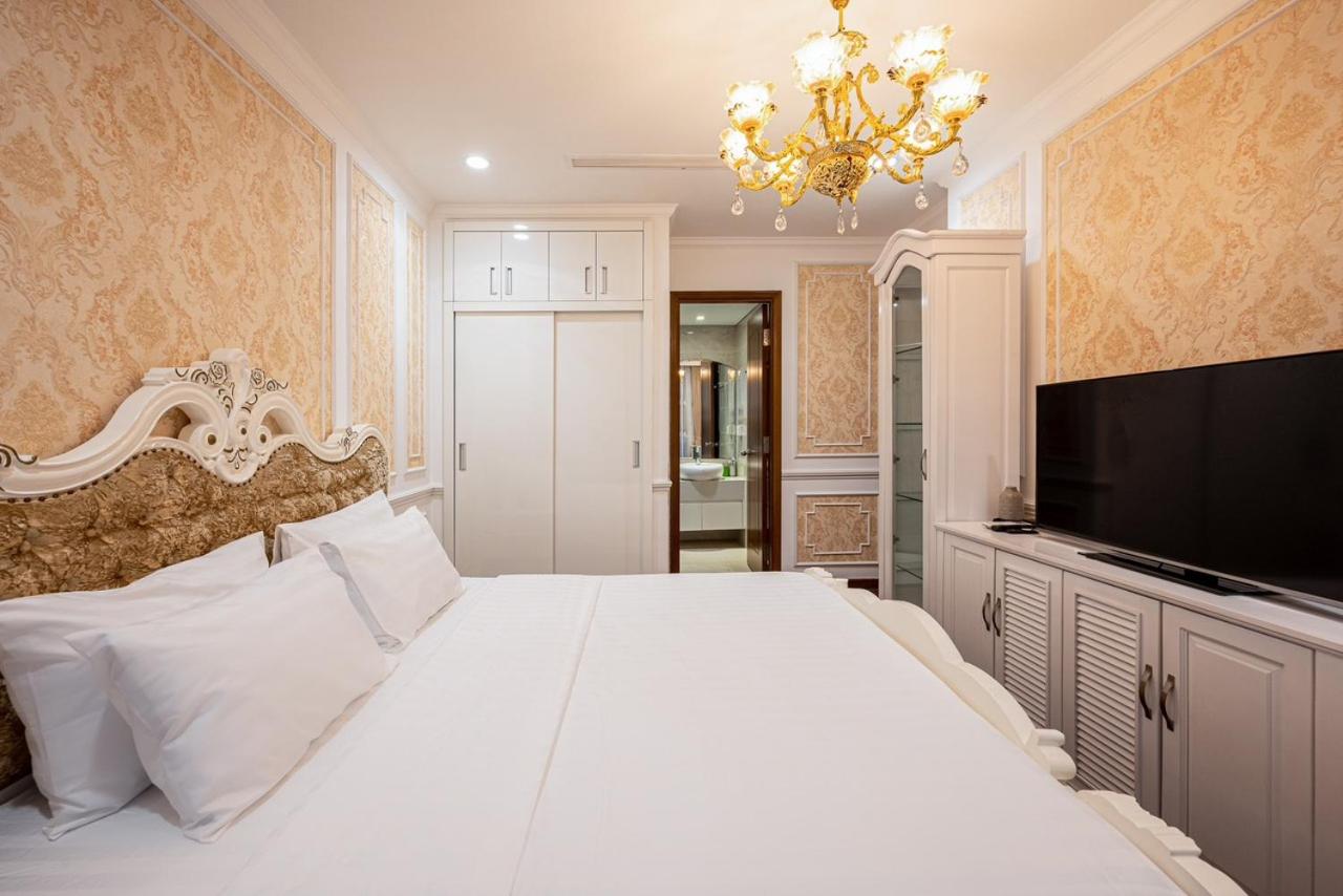 Vinhomes Central Park - Fully furnished apartment, right in the shopping center and central park, private