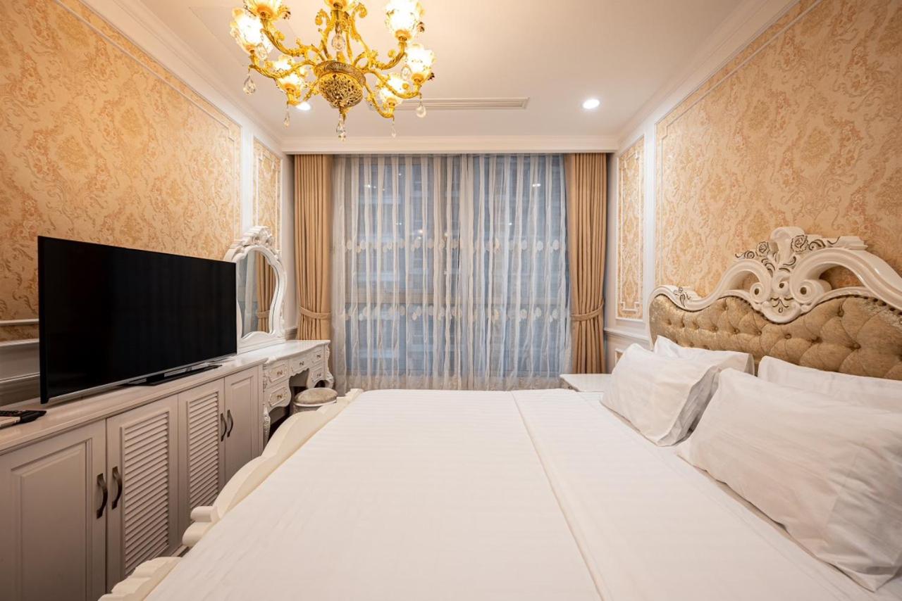 Vinhomes Central Park - Fully furnished apartment, right in the shopping center and central park, private