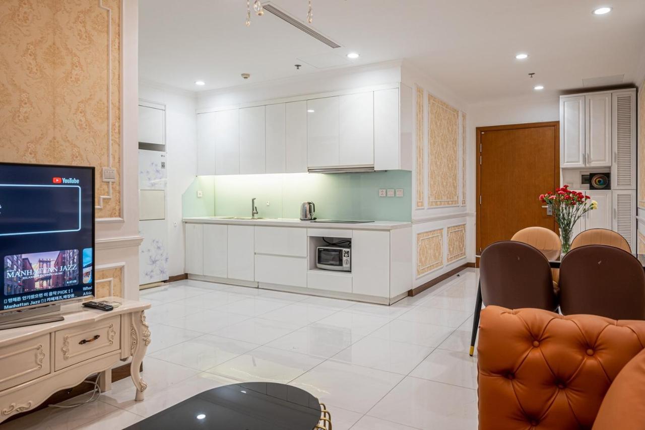 Vinhomes Central Park - Fully furnished apartment, right in the shopping center and central park, private