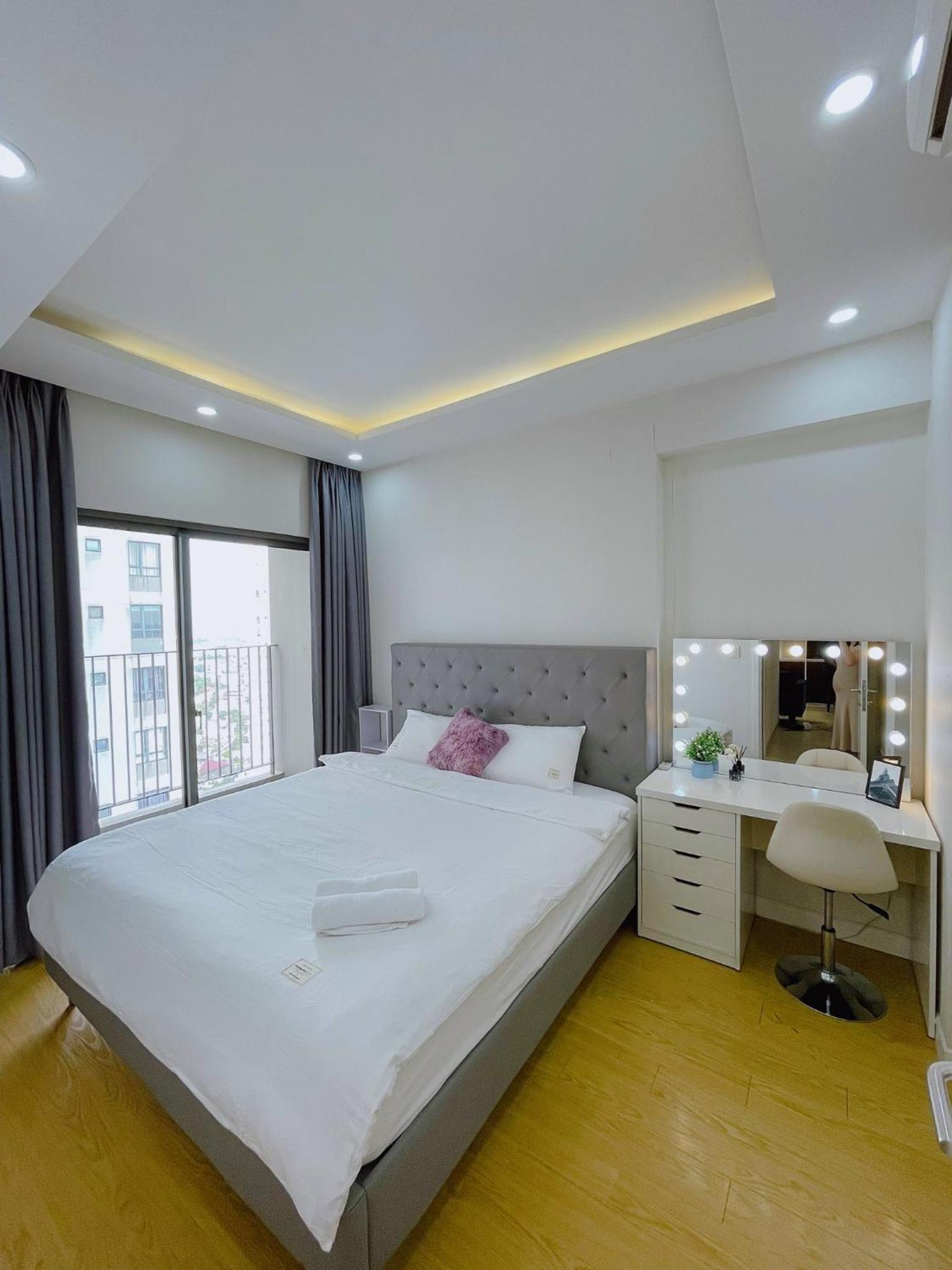 Vinhomes Central Park - Fully furnished apartment, right in the shopping center and central park, private
