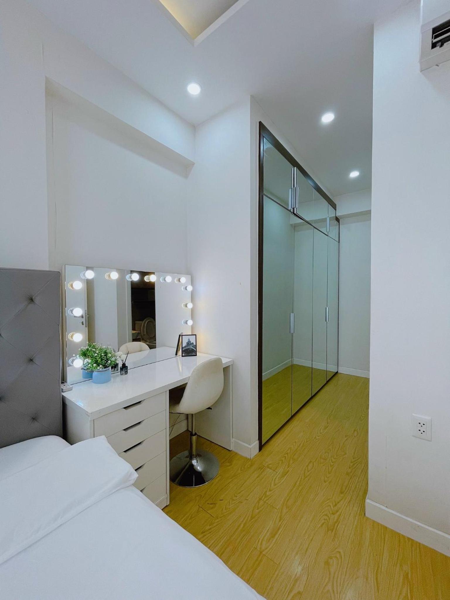 Vinhomes Central Park - Fully furnished apartment, right in the shopping center and central park, private