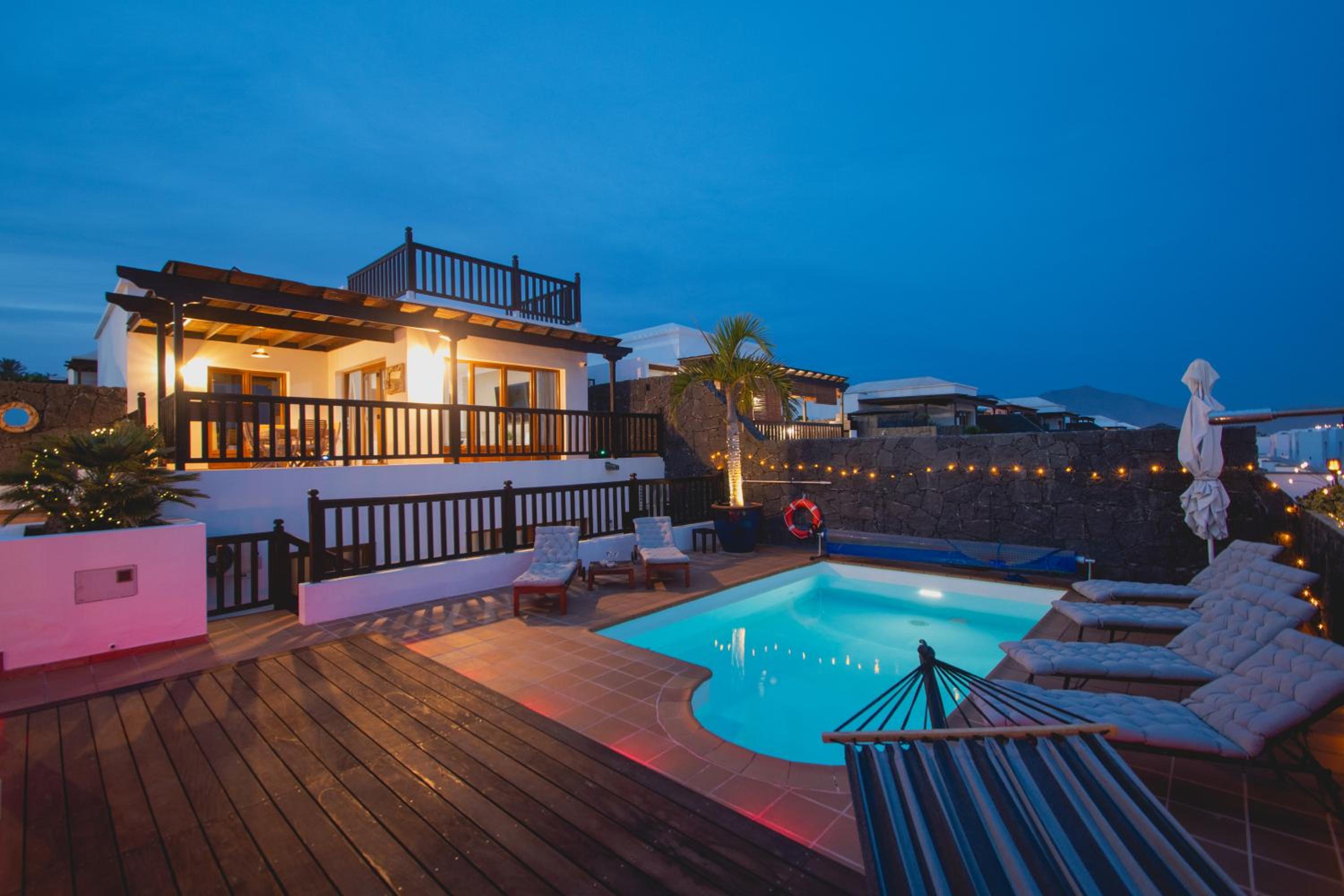 Villa Cavendish with sea views and heatable pool close to Flamingo Beach