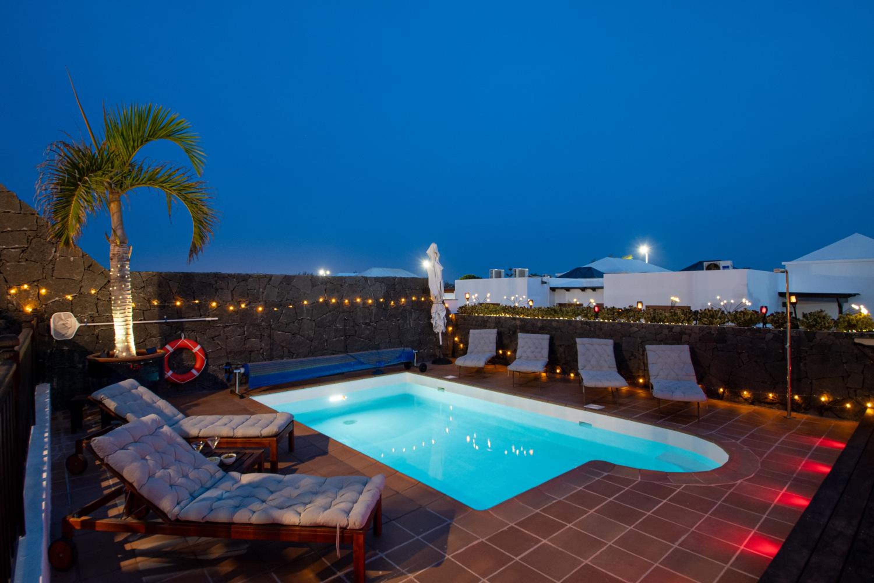 Villa Cavendish with sea views and heatable pool close to Flamingo Beach