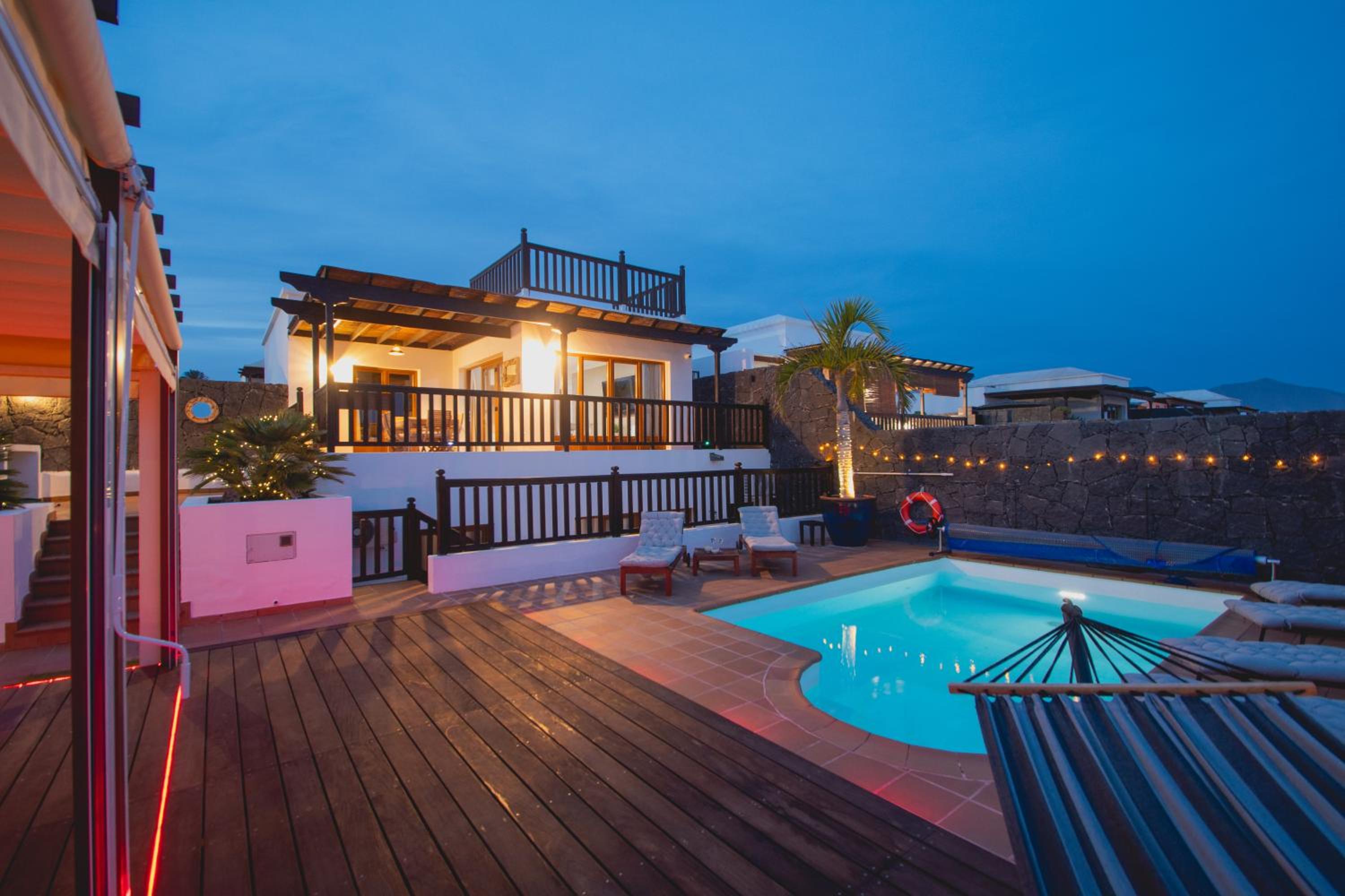 Villa Cavendish with sea views and heatable pool close to Flamingo Beach