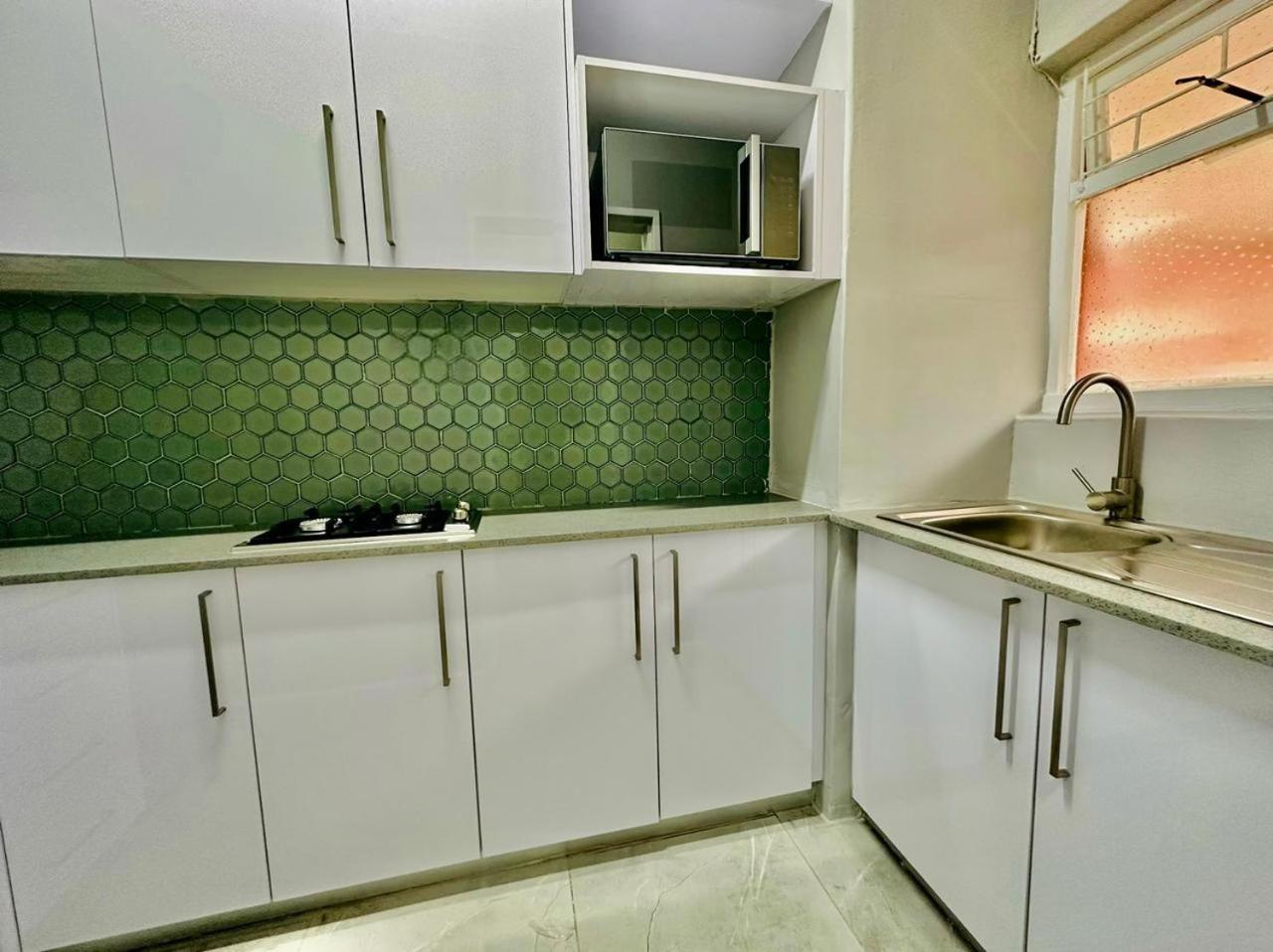 Central Bachelor Apartment - Sea Point