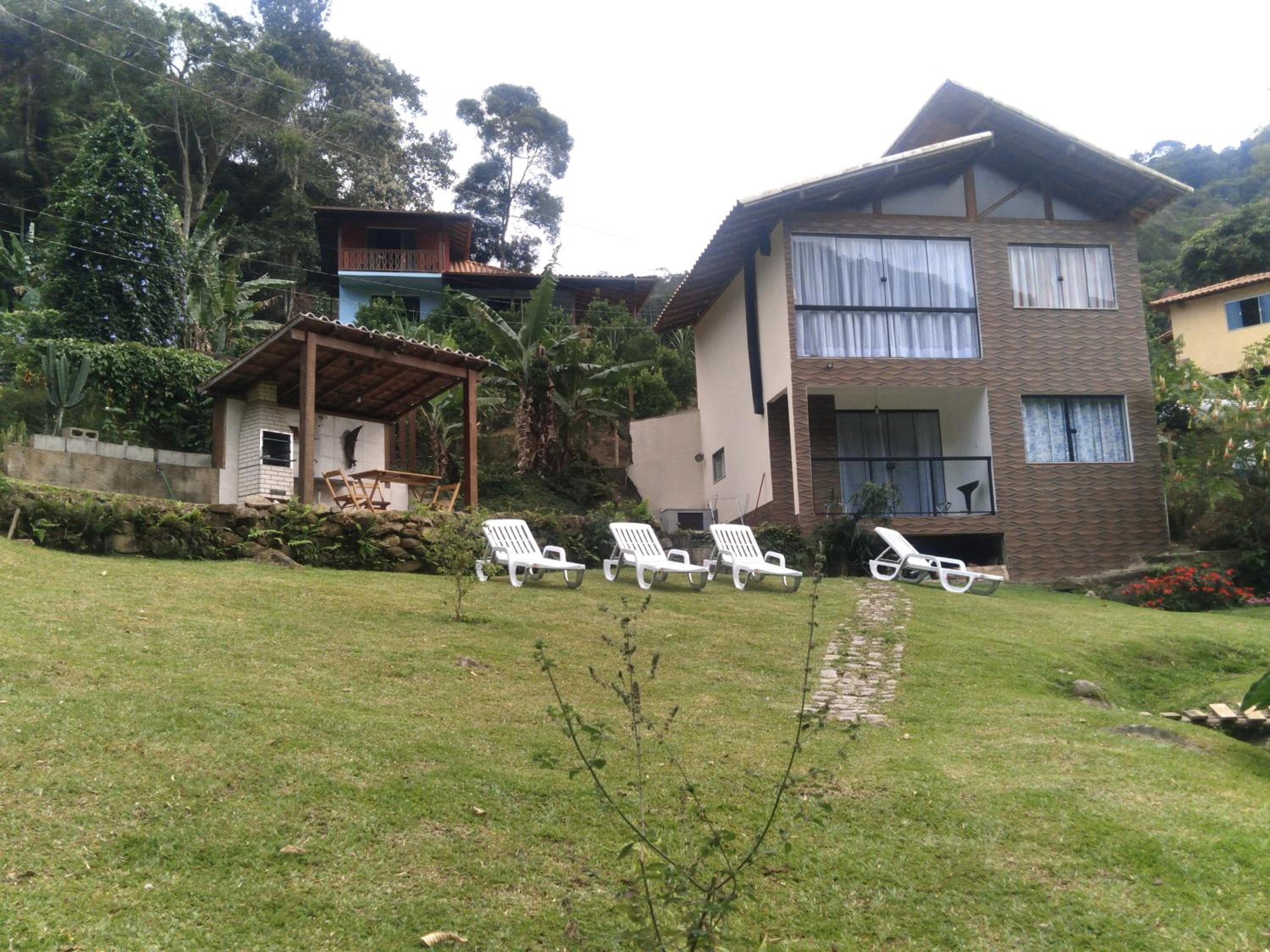 Casa de Campo em Lumiar com corrego ,lareira e churrasqueira