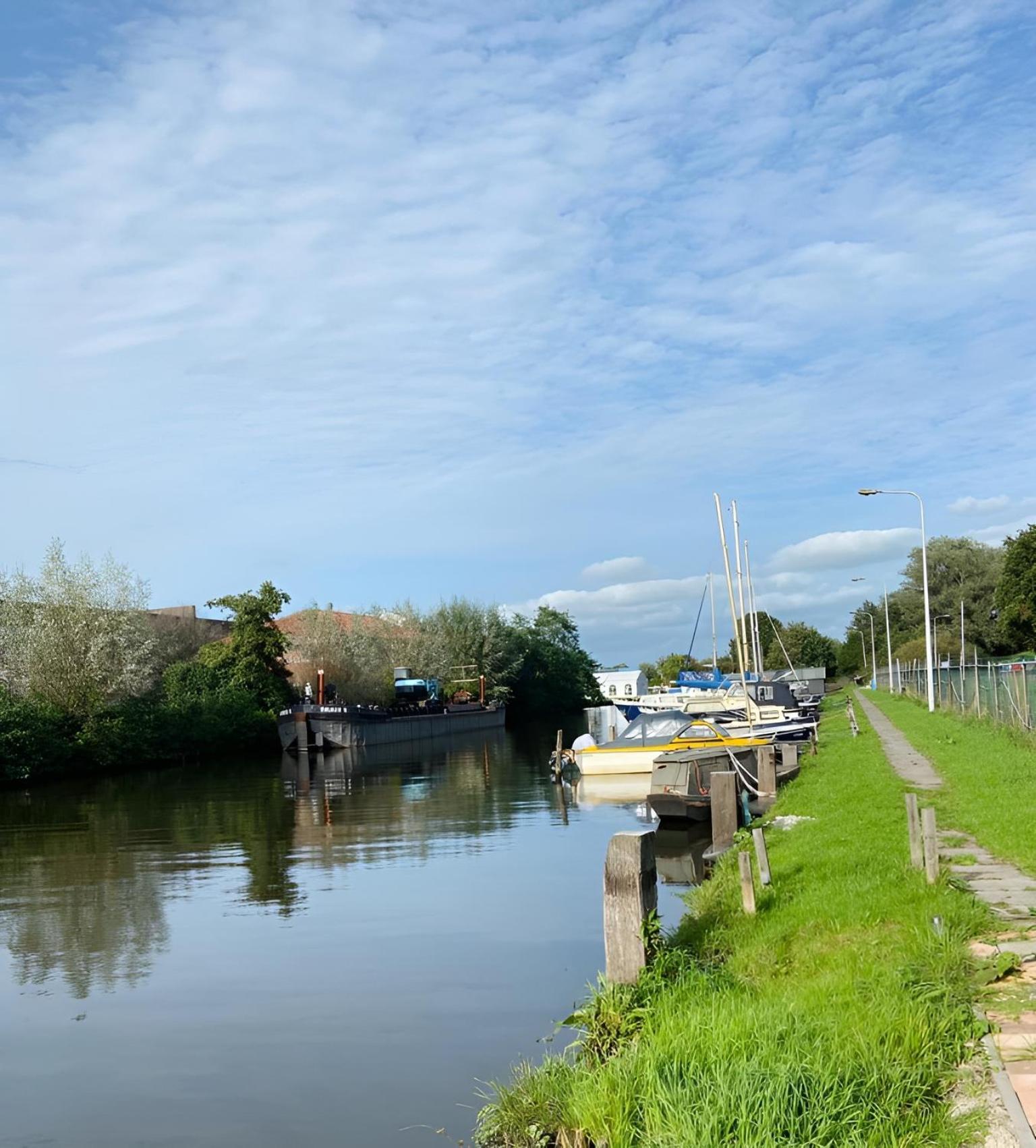 Woonboot in Sumar gelegen tussen Leeuwarden en Drachten view 2