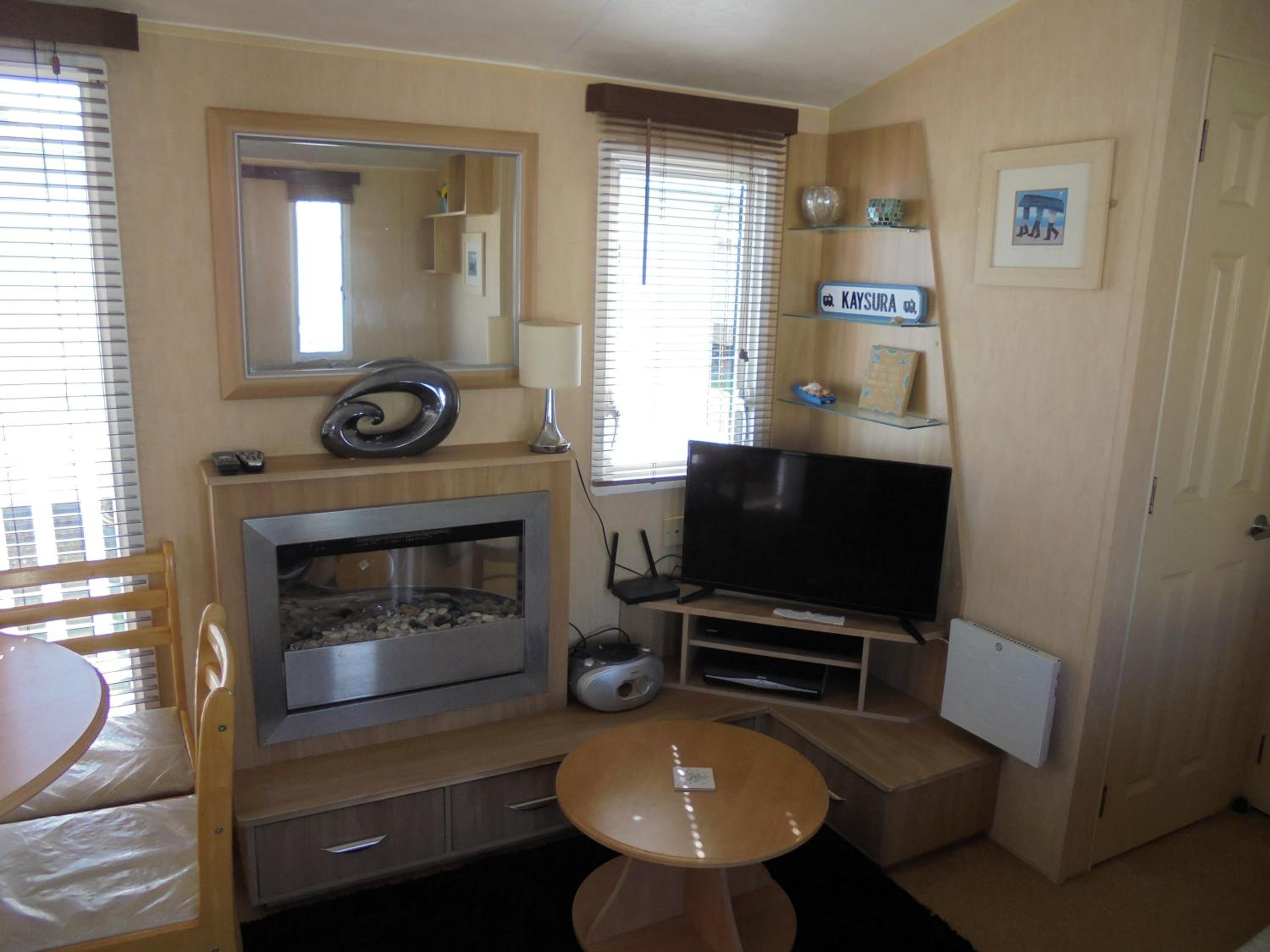 Golden Palm : LE Cottage Gold 8 Berth, Panel Heated view 3