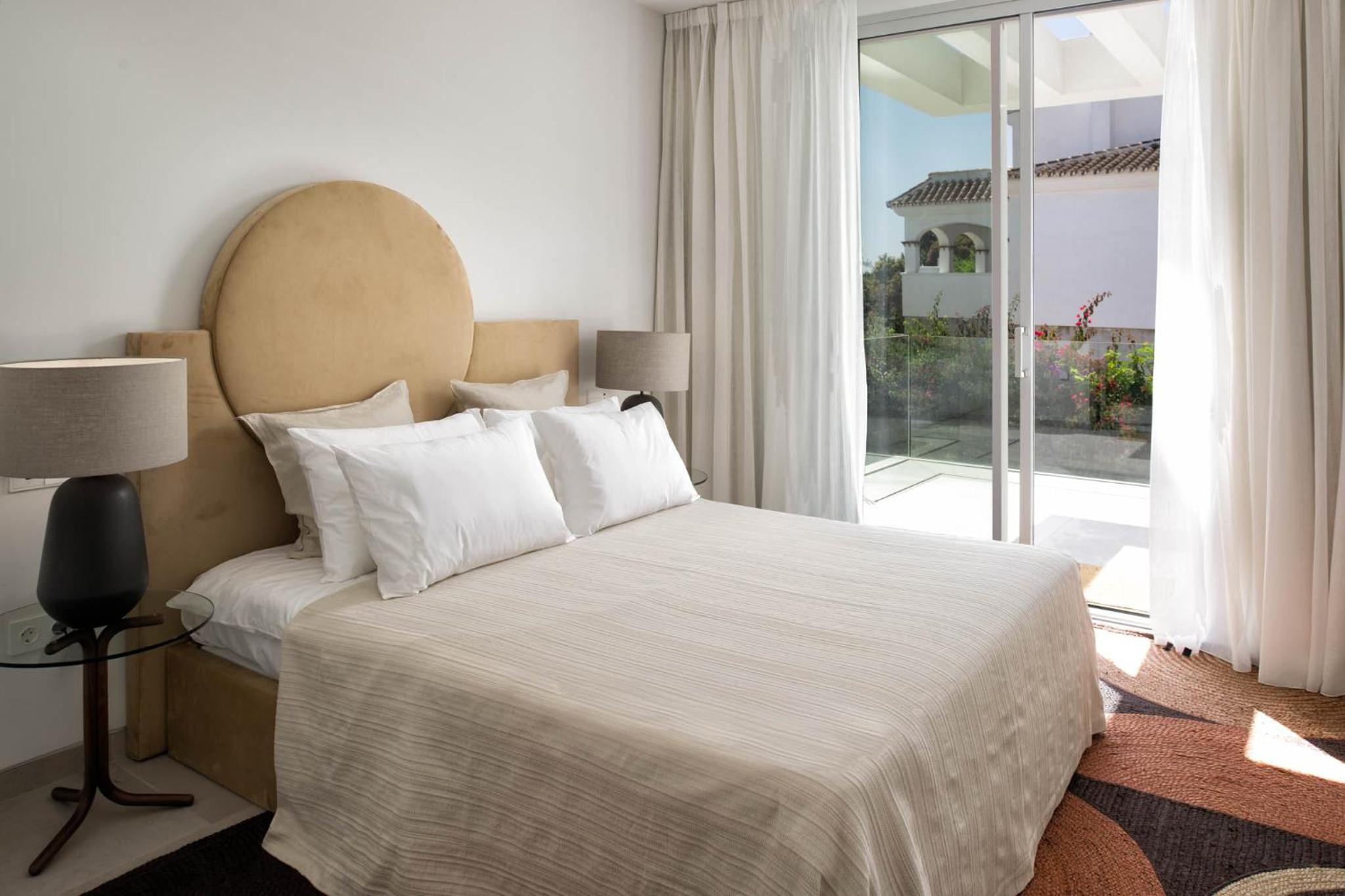 Luxury Villa Alma Pool, Garden & Parking