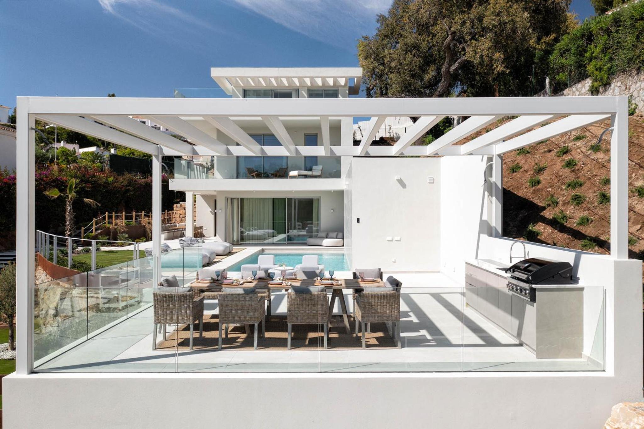 Luxury Villa Alma Pool, Garden & Parking