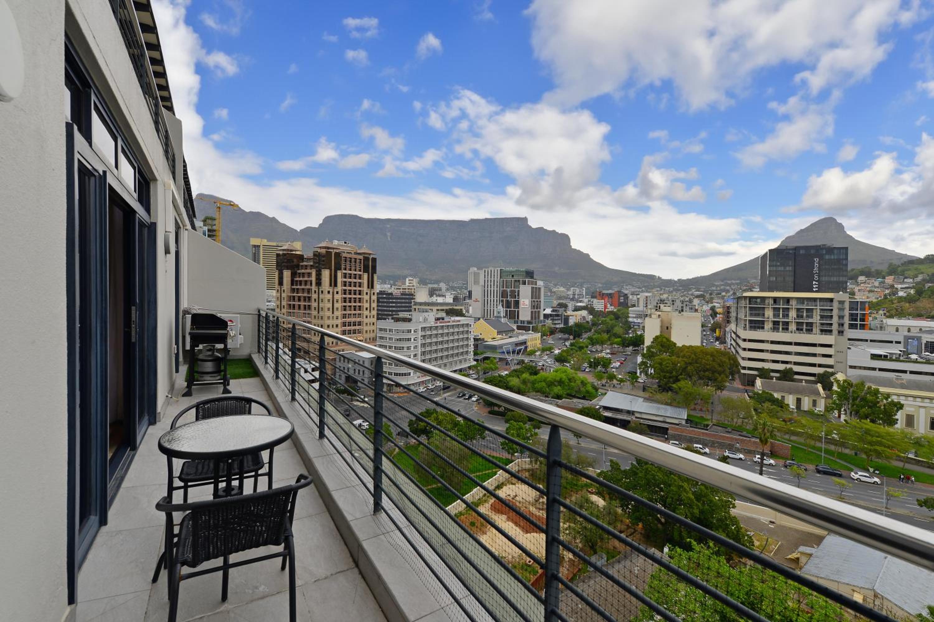 Luxury Apartment with Amazing Views & No Loadshedding view 4