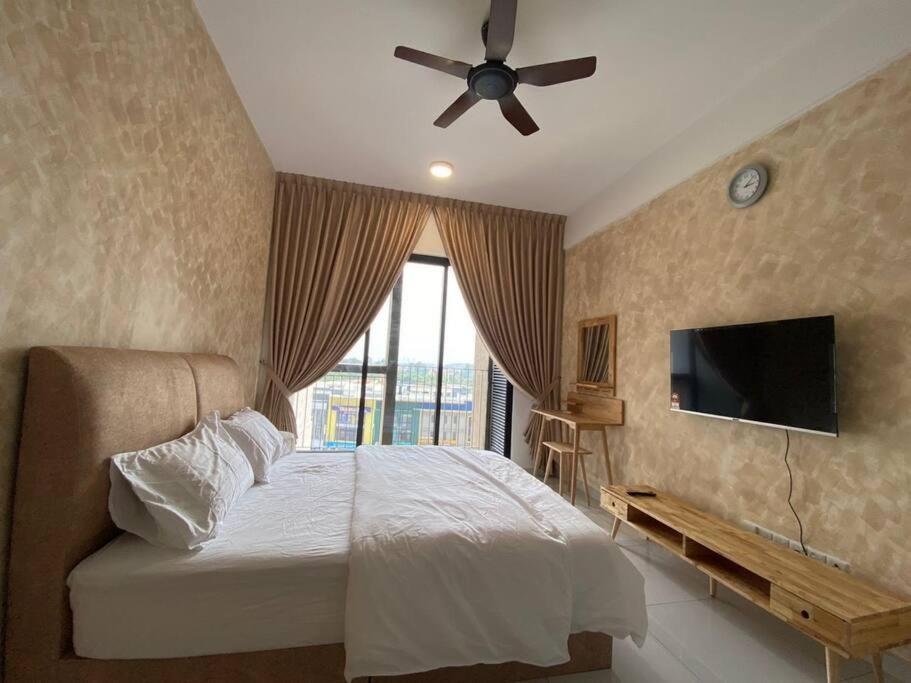 Cozy Sky Trees with Balcony, Smart TV , Aeon & Pool