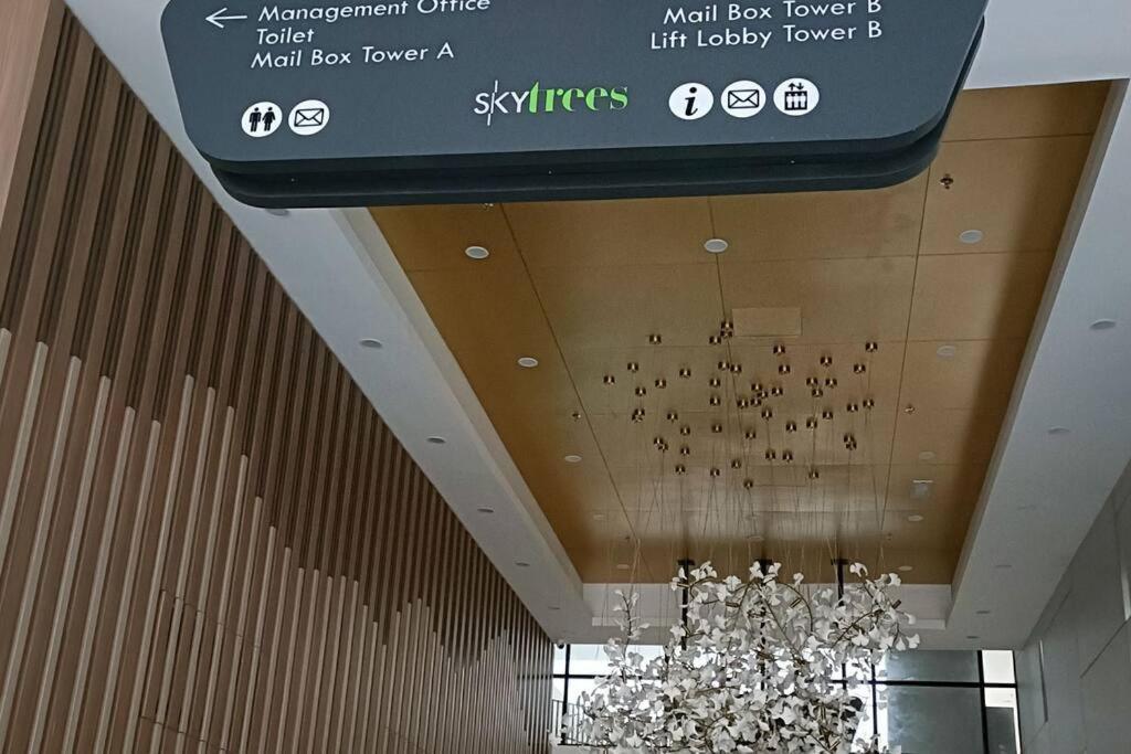 Cozy Sky Trees with Balcony, Smart TV , Aeon & Pool