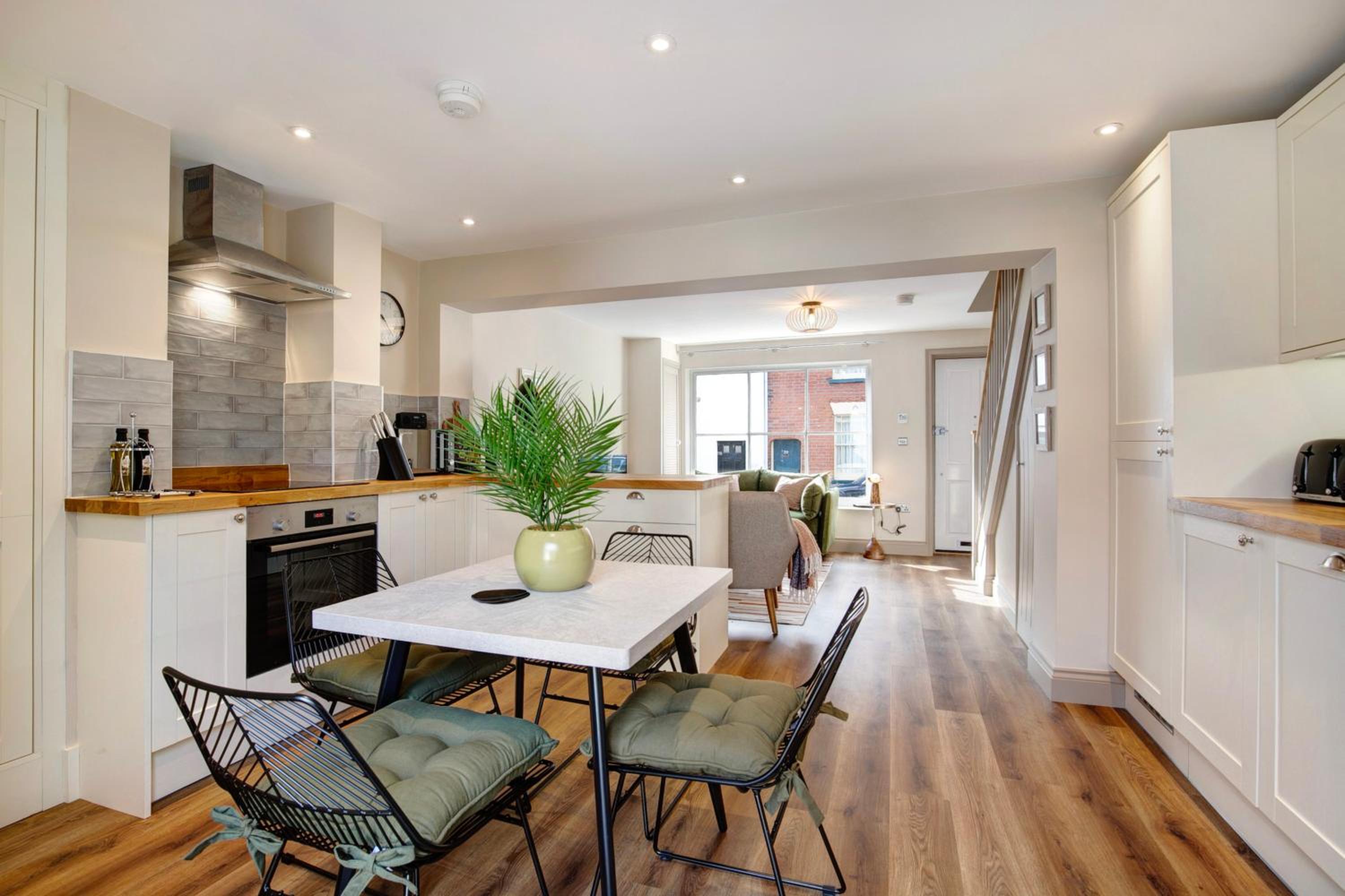 Beautifully refurbished cottage in lower Wivenhoe. view 2