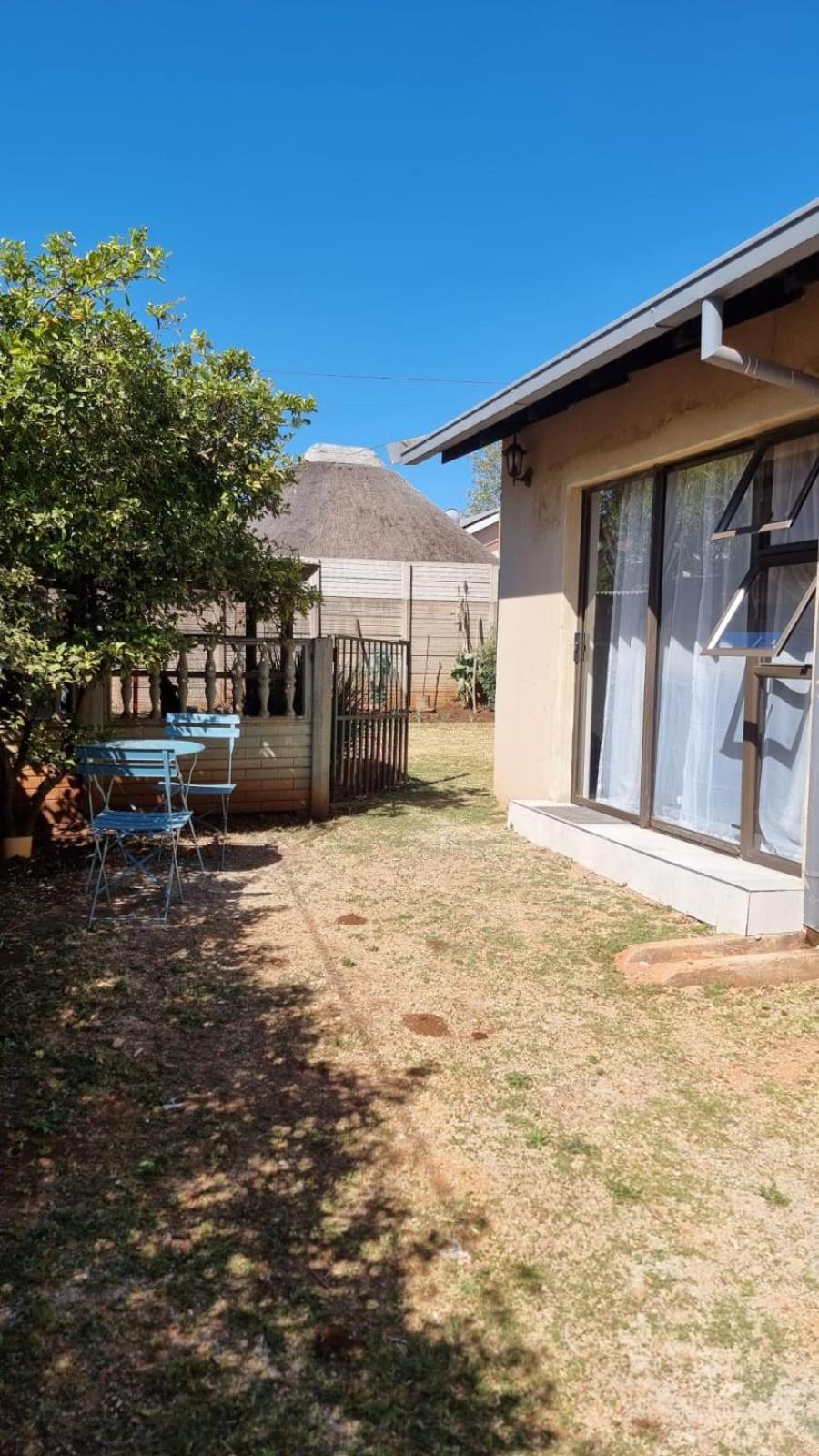Mahlobo Guest Suite view 2