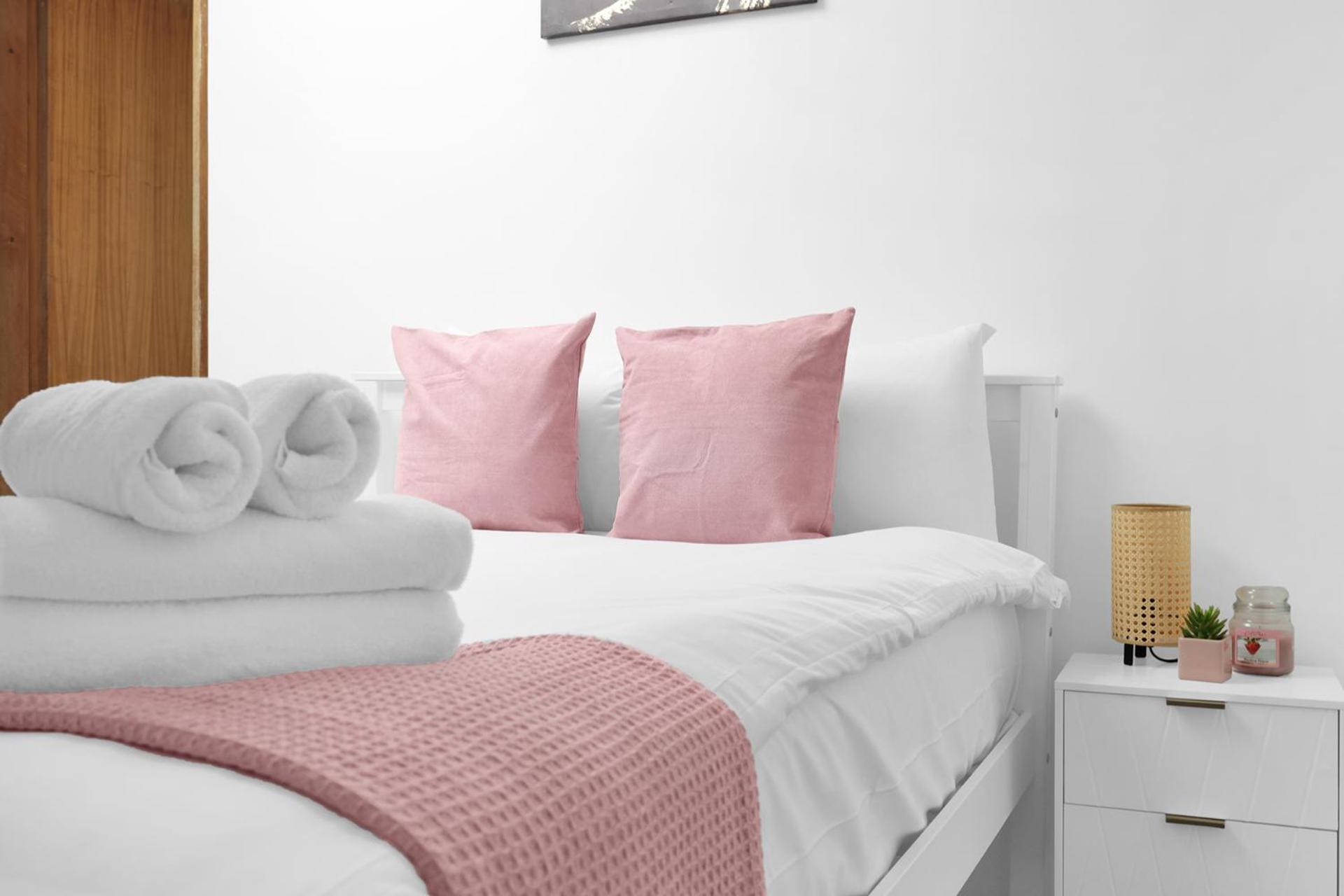 Large Industrial Style 2 Bedroom Apartment Short Term Rental & Flexible Renting Canary Wharf With Free WiFi