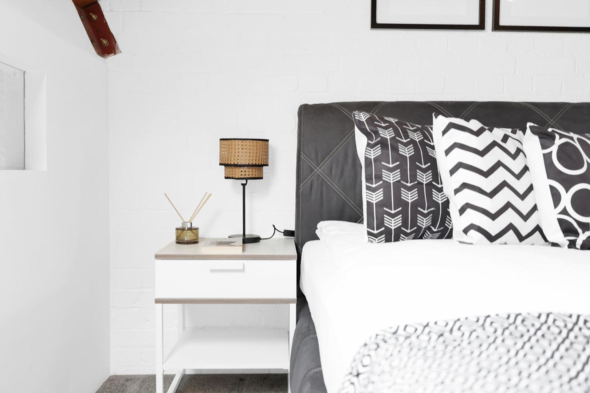 Large Industrial Style 2 Bedroom Apartment Short Term Rental & Flexible Renting Canary Wharf With Free WiFi