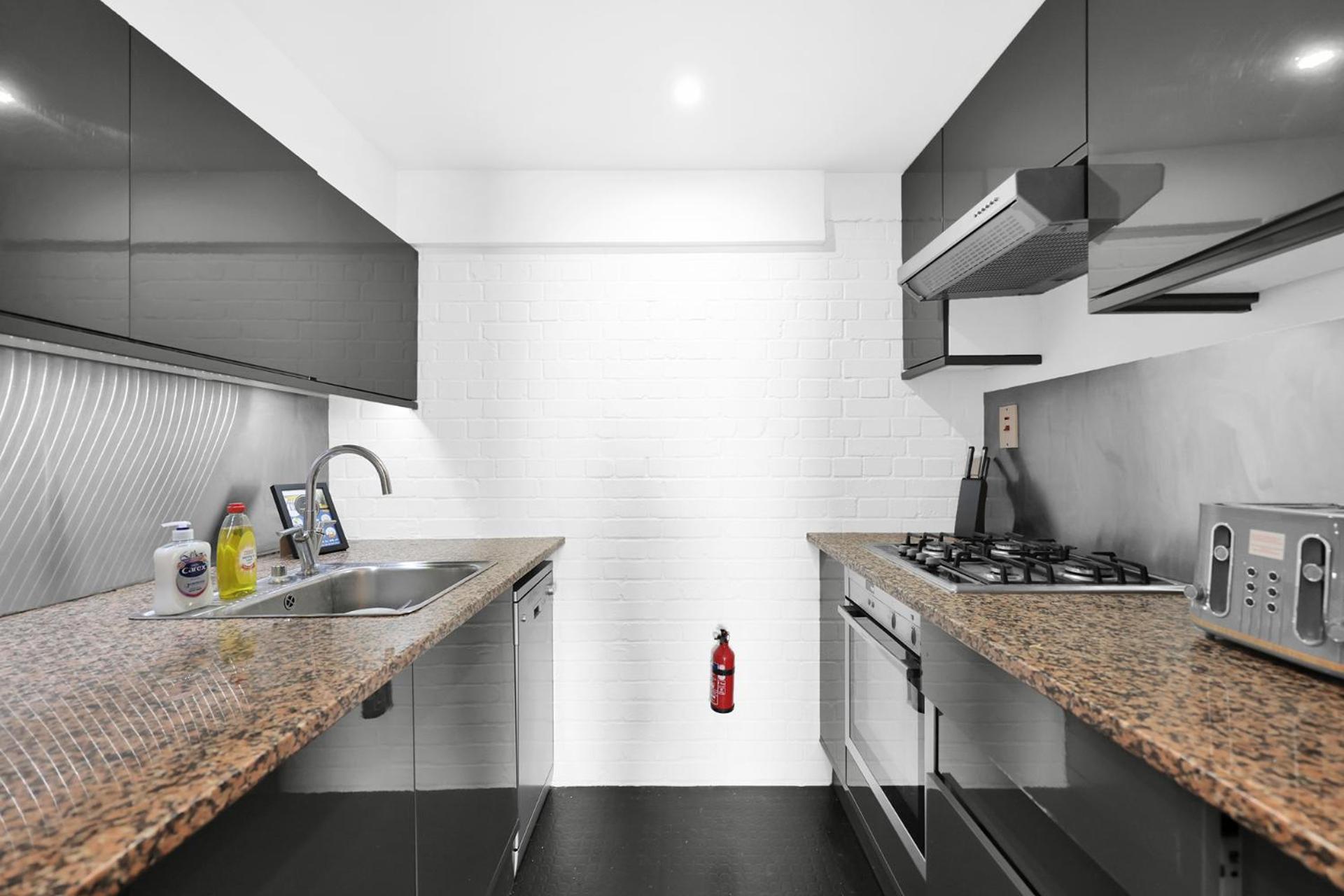 Large Industrial Style 2 Bedroom Apartment Short Term Rental & Flexible Renting Canary Wharf With Free WiFi